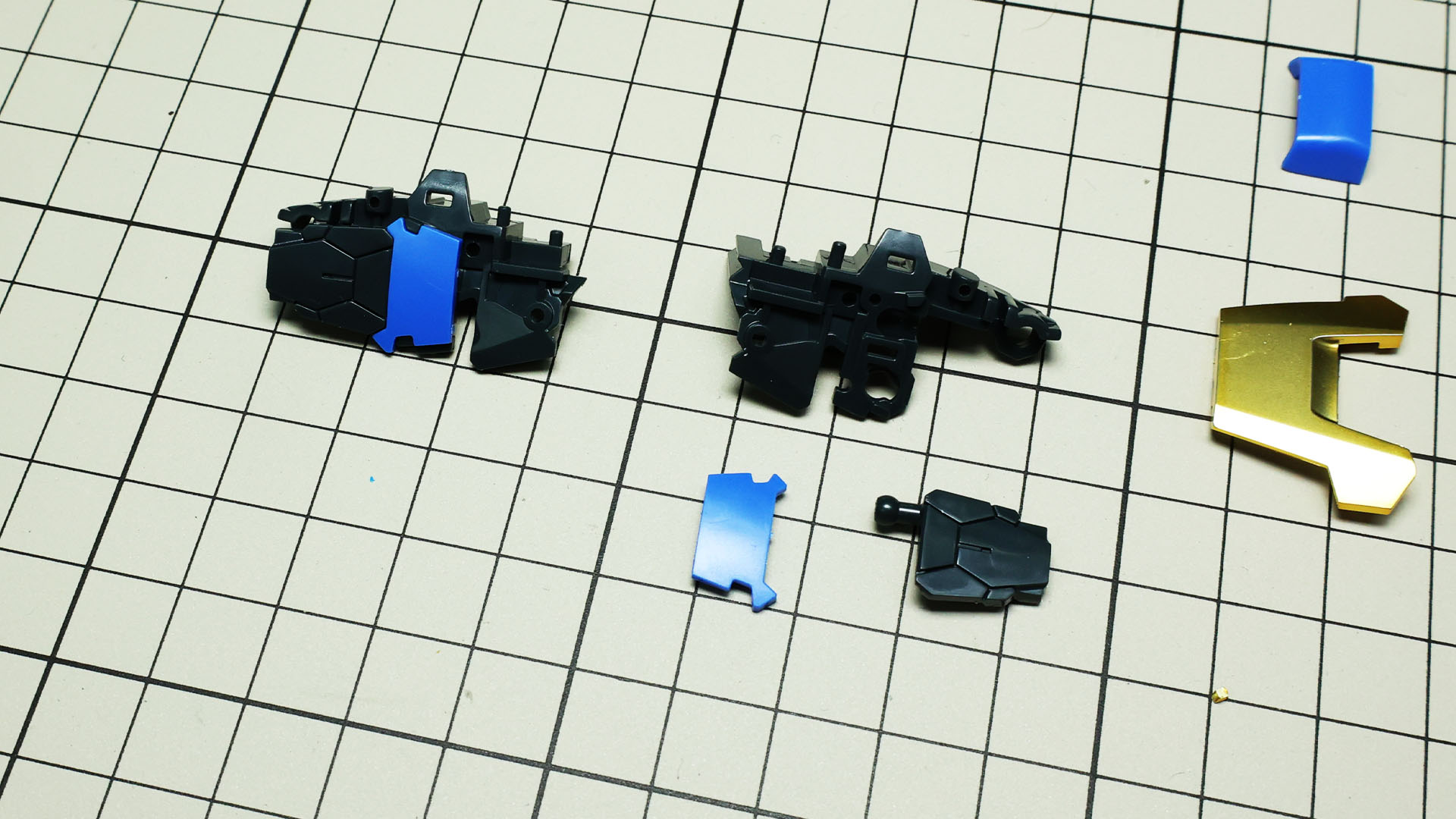 青いパーツで押さえます。細かいですね