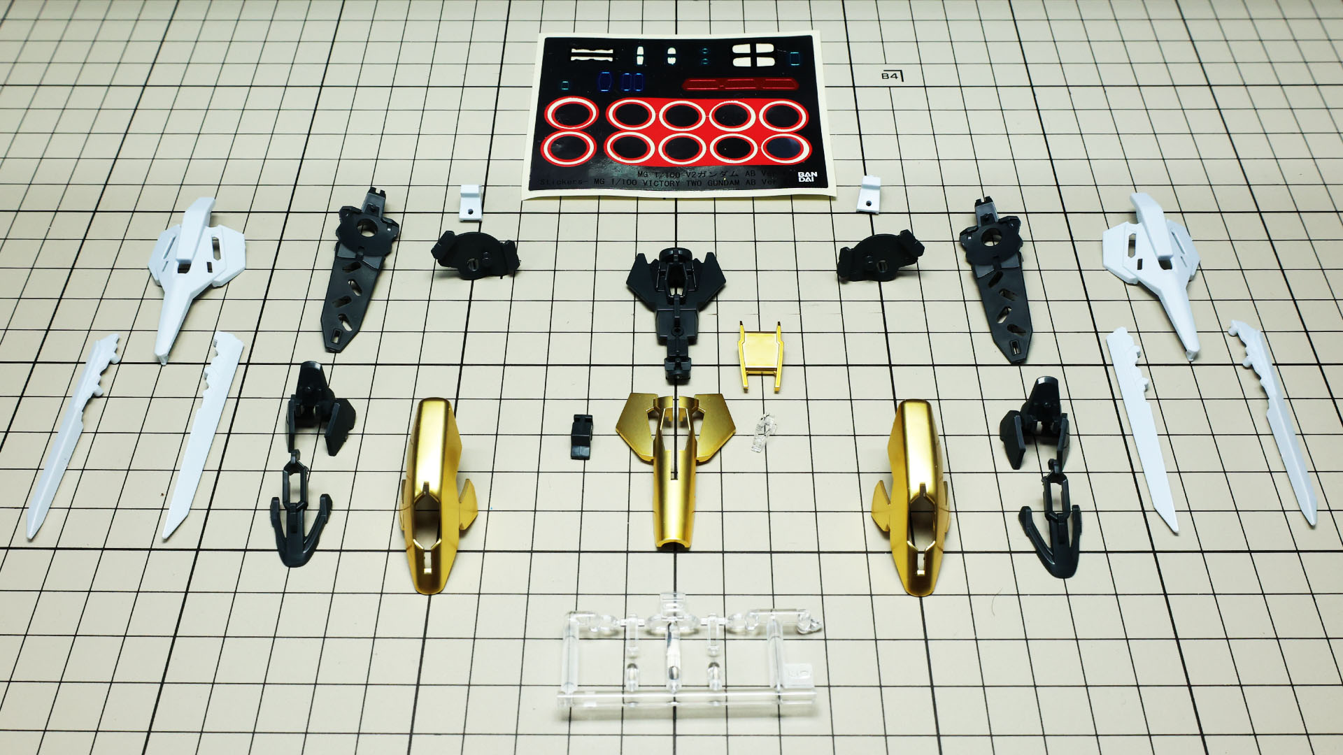 並べると少ない印象になります。腰と脚のツヤ消しゴールドのパーツにはIフィールド発生器のクリアーパーツがあります