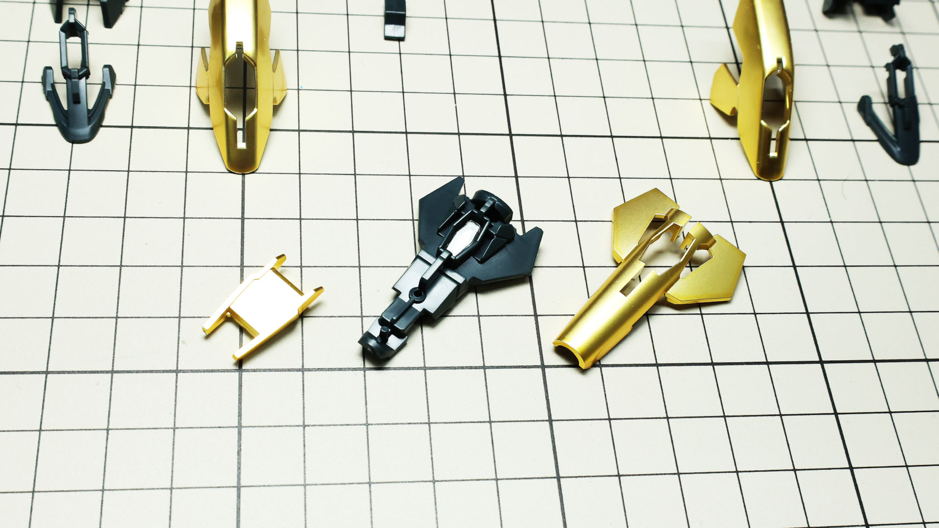 腰のIフィールド発生器にはメカフレーム中央のくぼみにクリアーパーツが付き、シールを貼ります