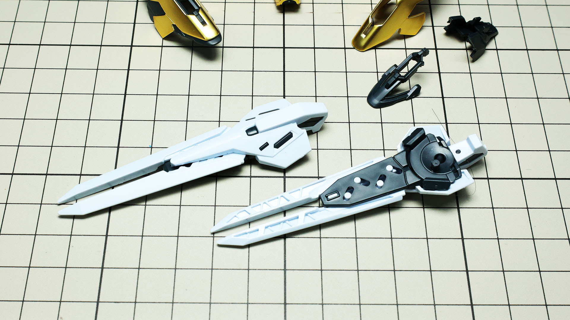 互い違いに可動軸を並べてあって楽しい機構です。裏側ではありますが白い軸が目立つのでメカ色のマーカーで塗ると印象がよくなると思います