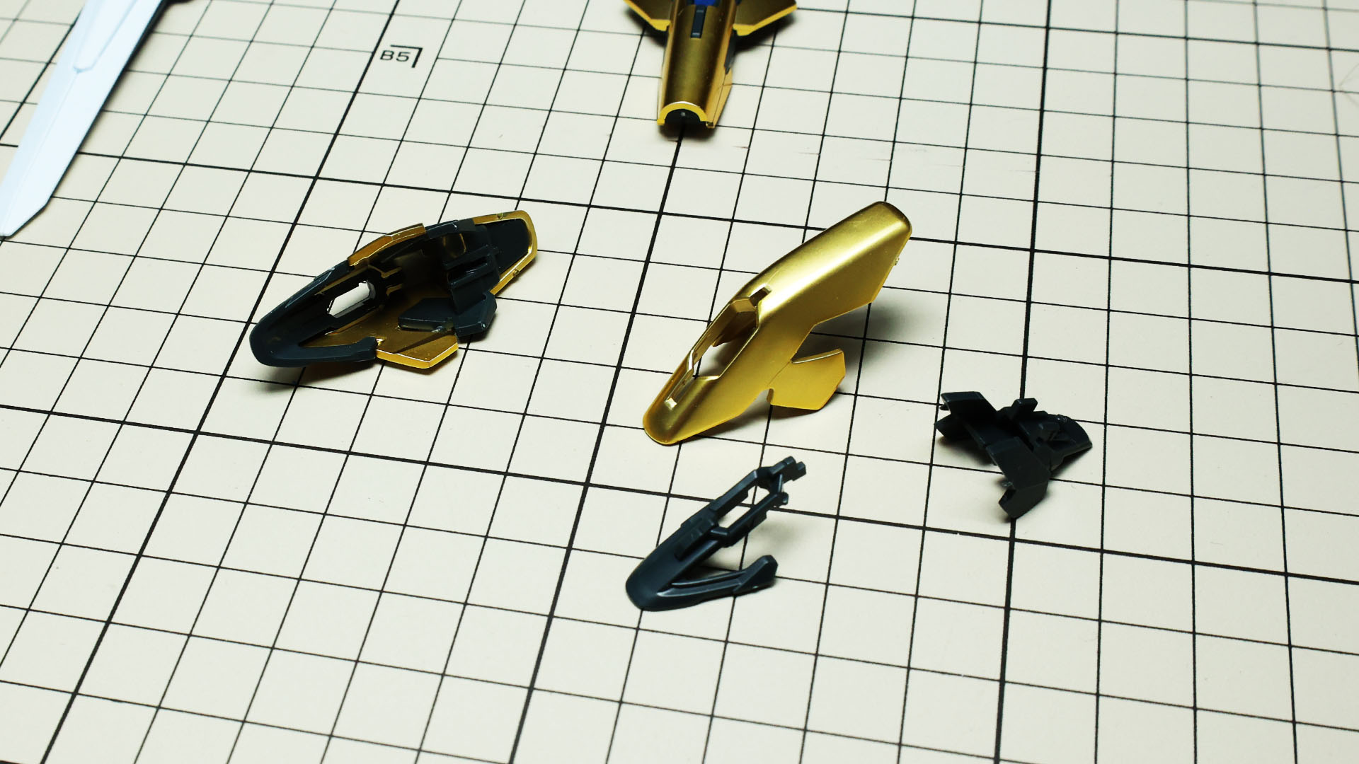 膝の対ビームアーマー裏には接続用にも使う裏打ちメカフレームがすごい精度のパチピタで組み込まれます