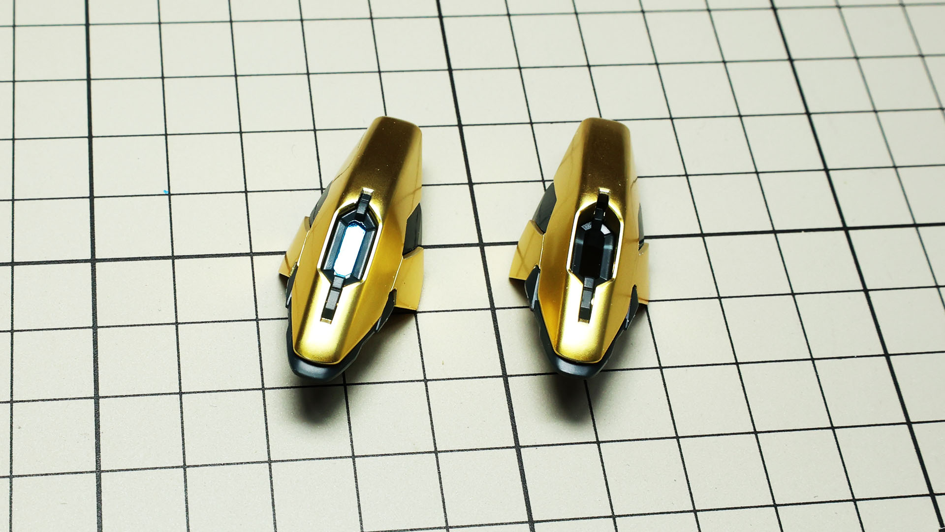 左がクリアーパーツを付けた状態です