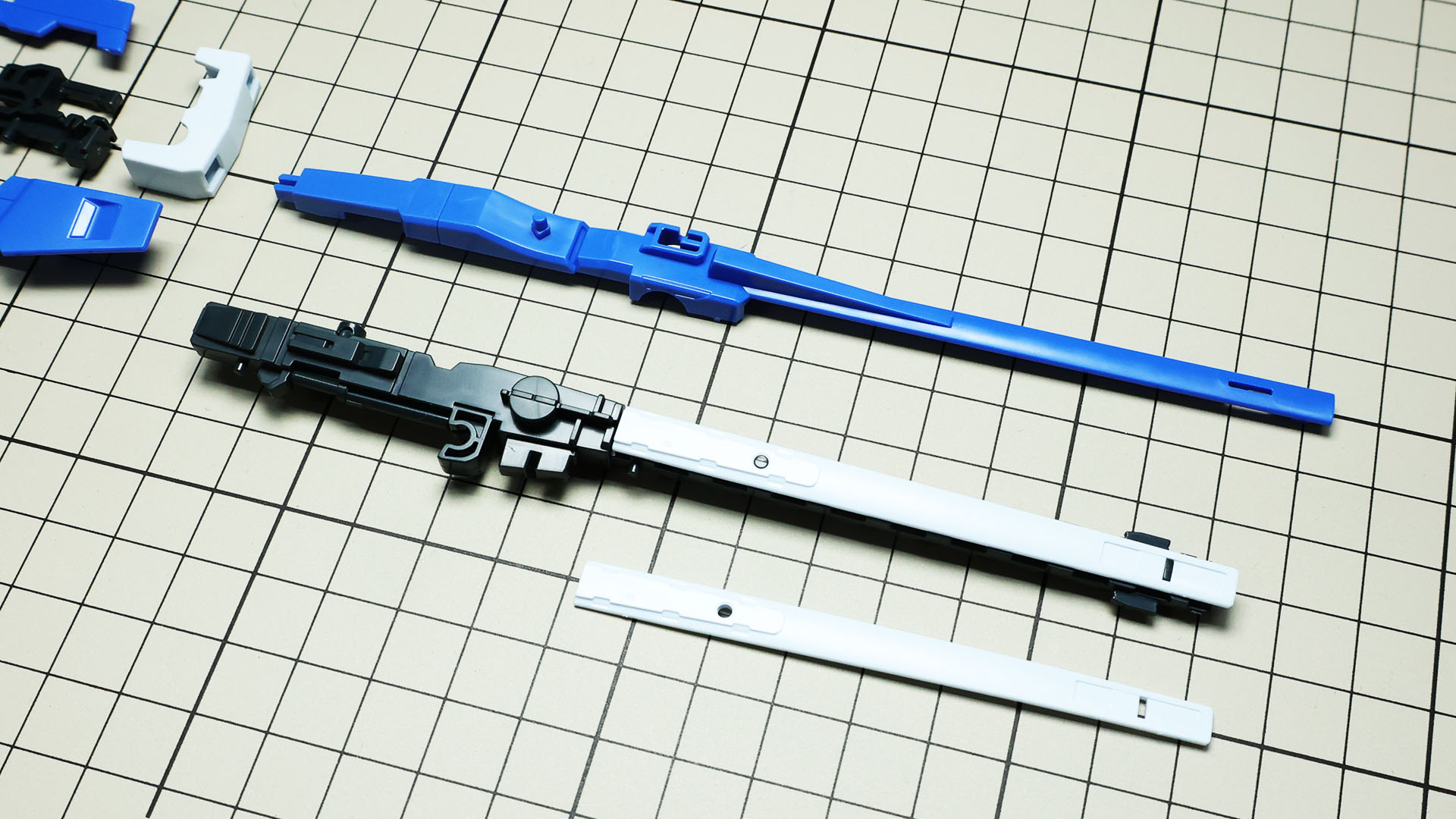 この外側の白いパーツは薄くて反りやすいのですが、砲身のモールドに接続することでがっちり組み合います