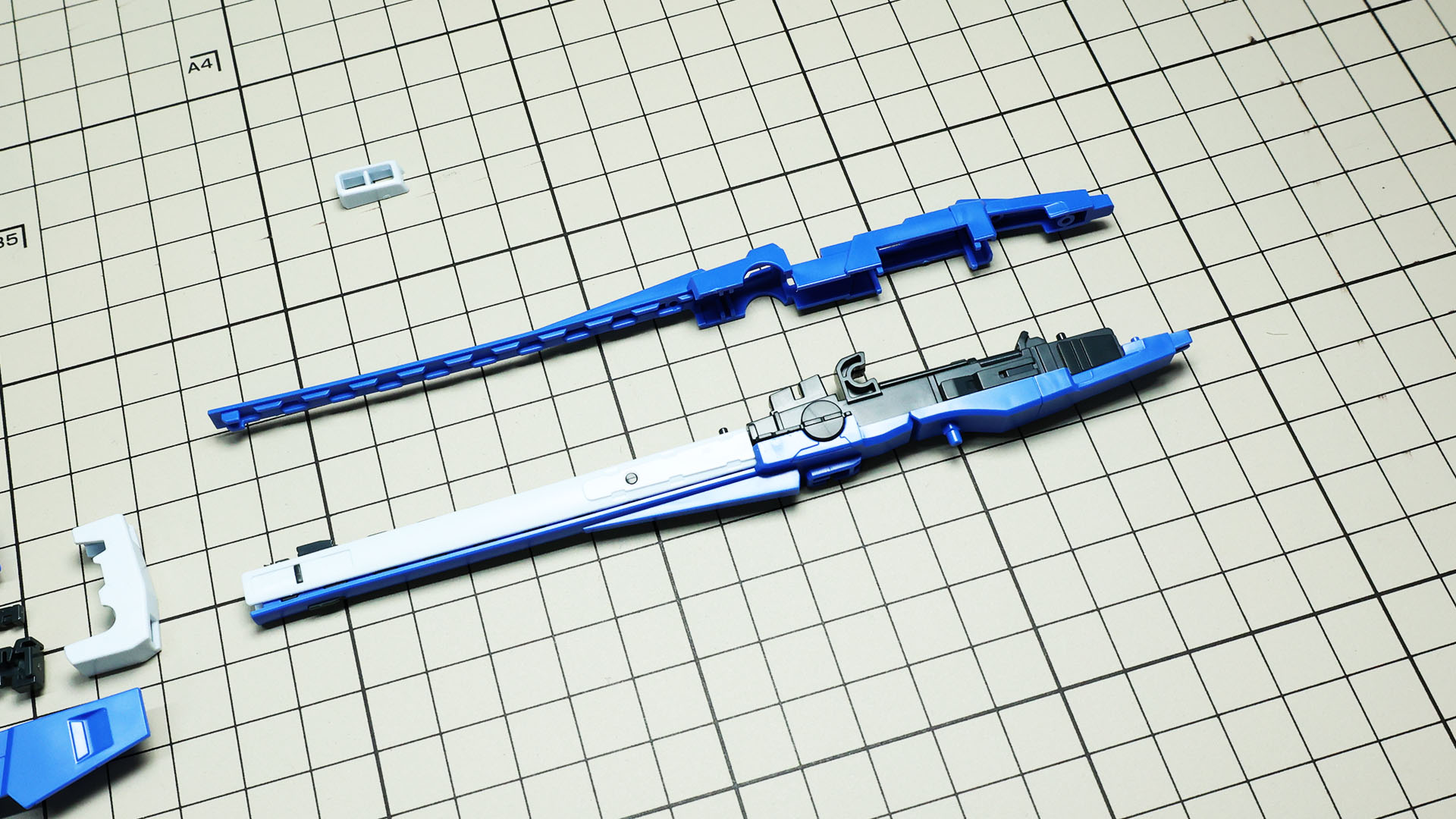 本体を上下から挟み込んで……