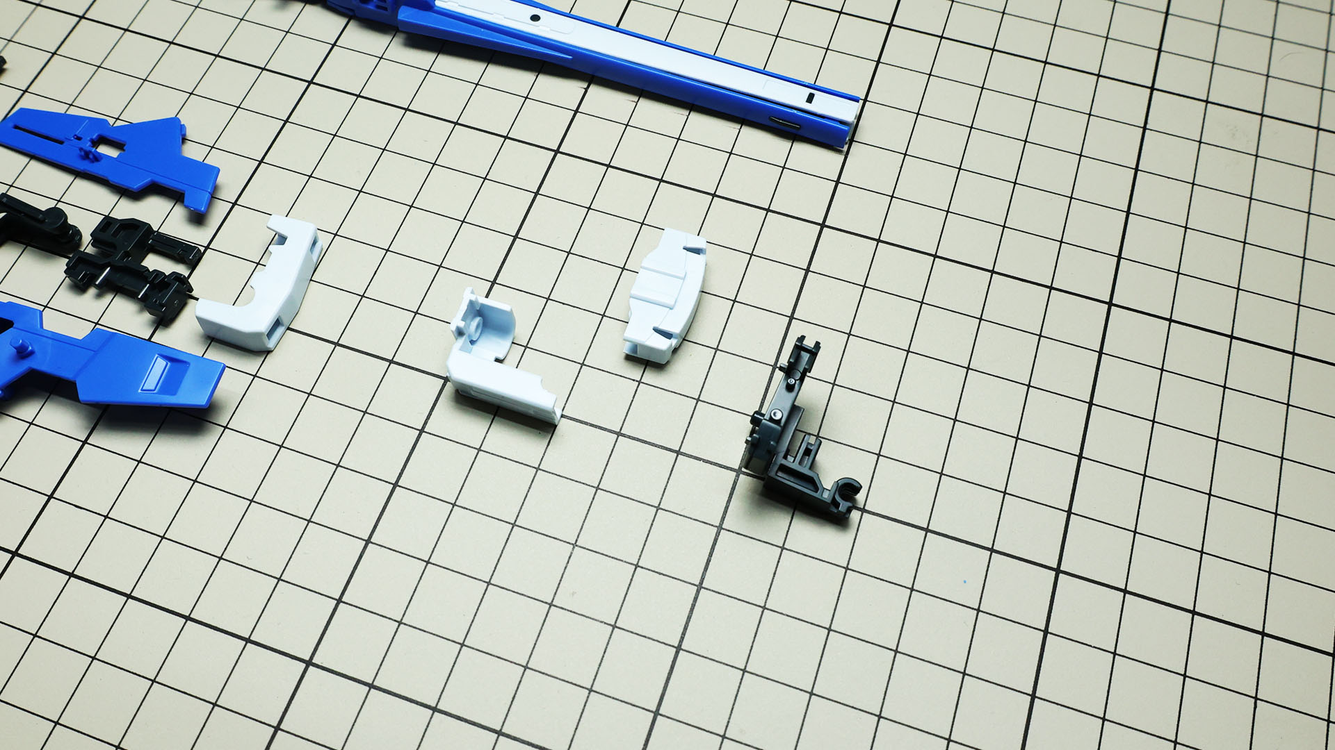 センサーも細かいディテールながらパーツ数を抑えてあって組みやすい