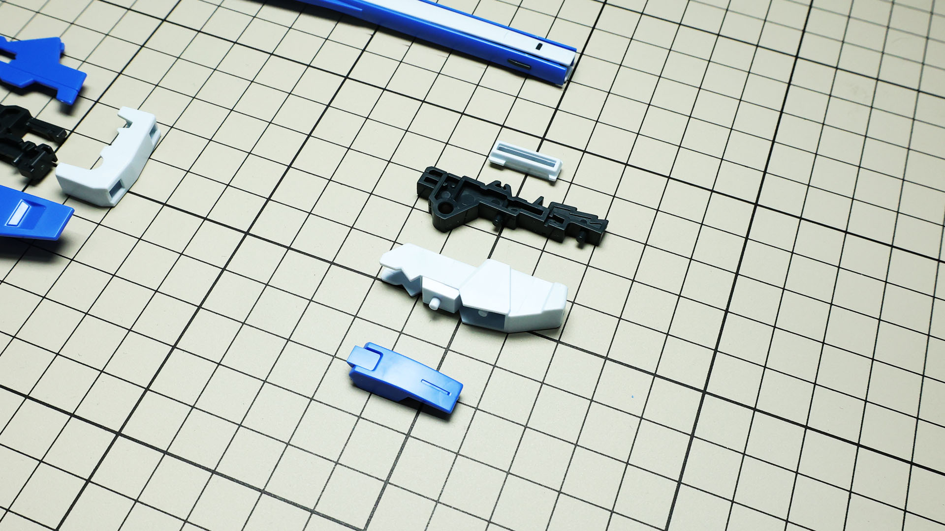 下側へ開く可動部分も色分けの数だけで組み上がる親切設計