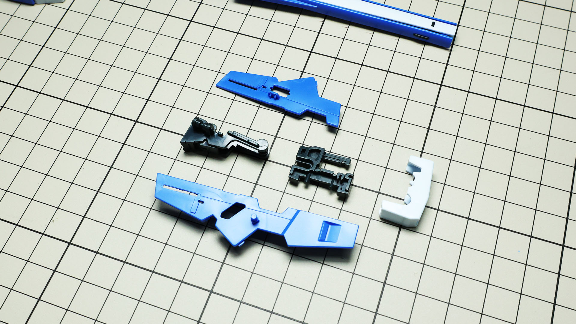 グリップも同様で、必要最低限のパーツ分割になっています