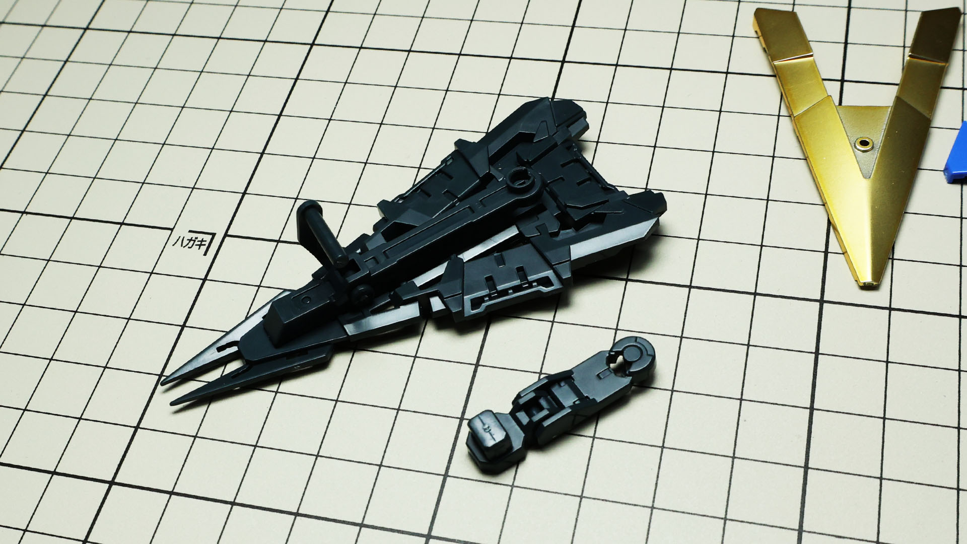 メカフレームにV字のツヤ消しゴールドのビーム発生装置がいい色合いです