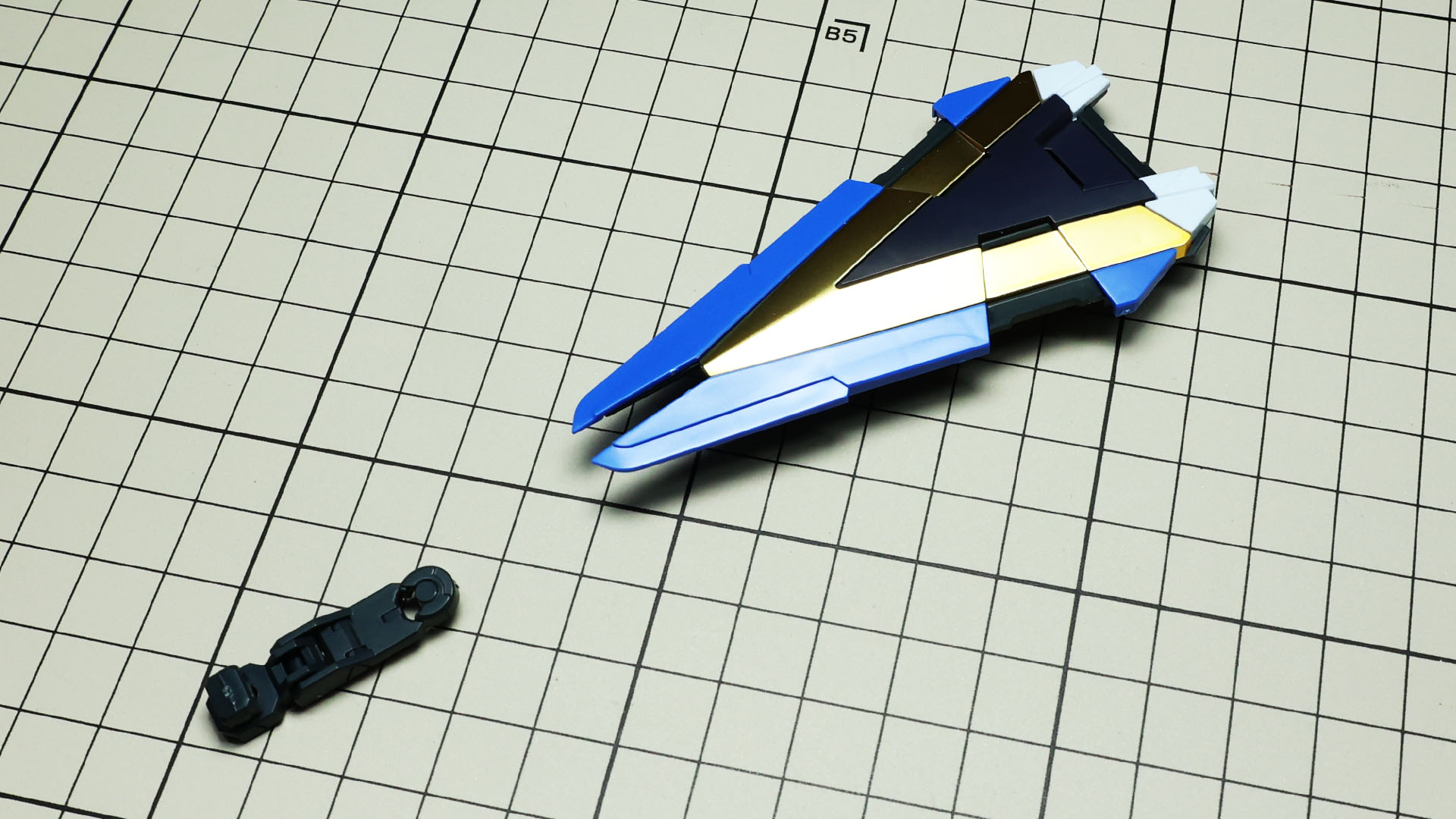 バリア・ビットは5パーツ＋シールで構成、右から左の状態へ組み上がっていきます