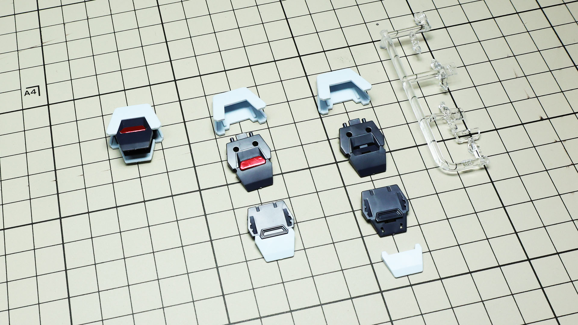 バリア・ビットは5パーツ＋シールで構成、右から左の状態へ組み上がっていきます