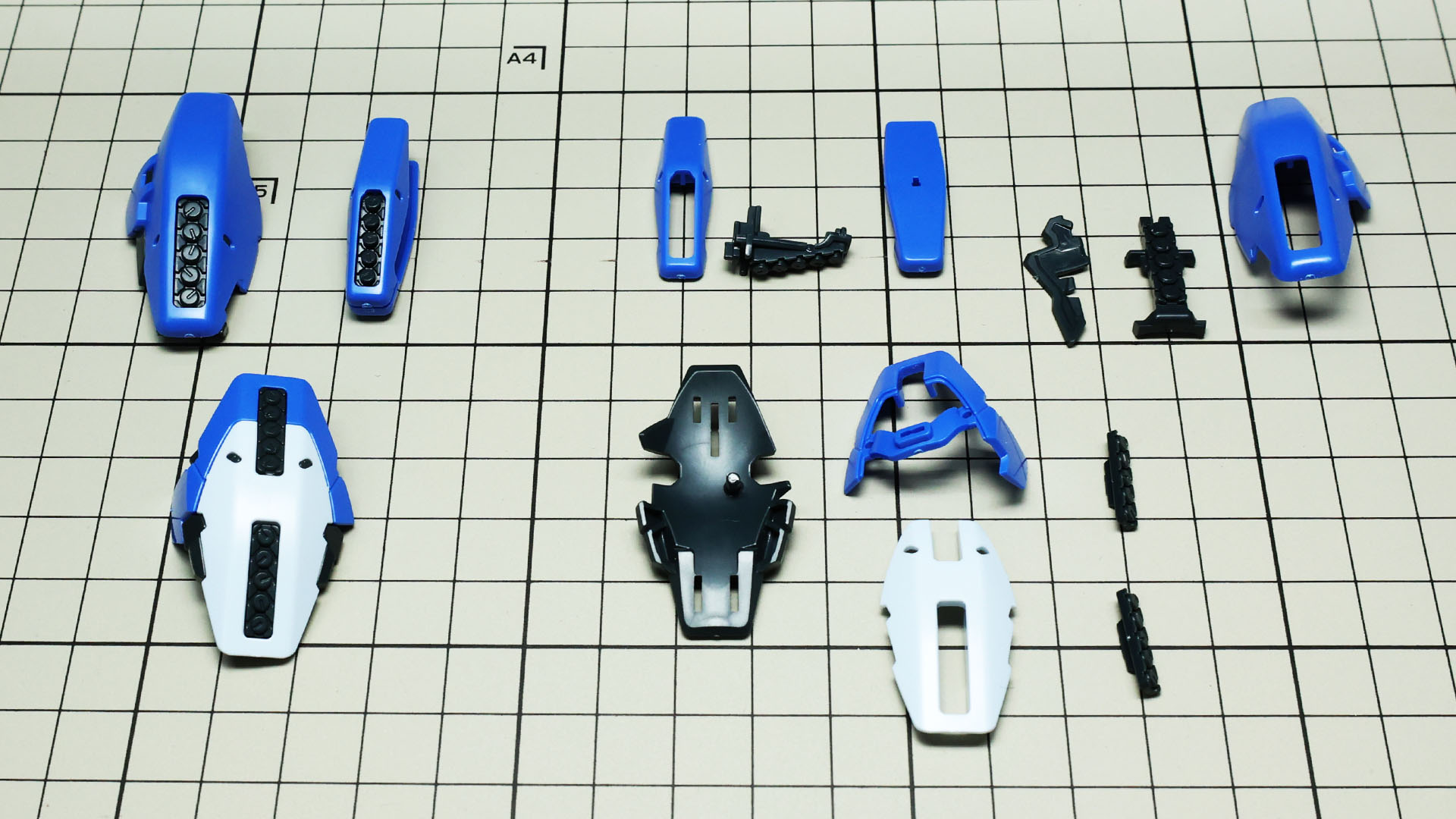 左側の3つが組み上がったもので、その中の左上がリアアーマー、右上がフロントアーマー、下が膝外側用です