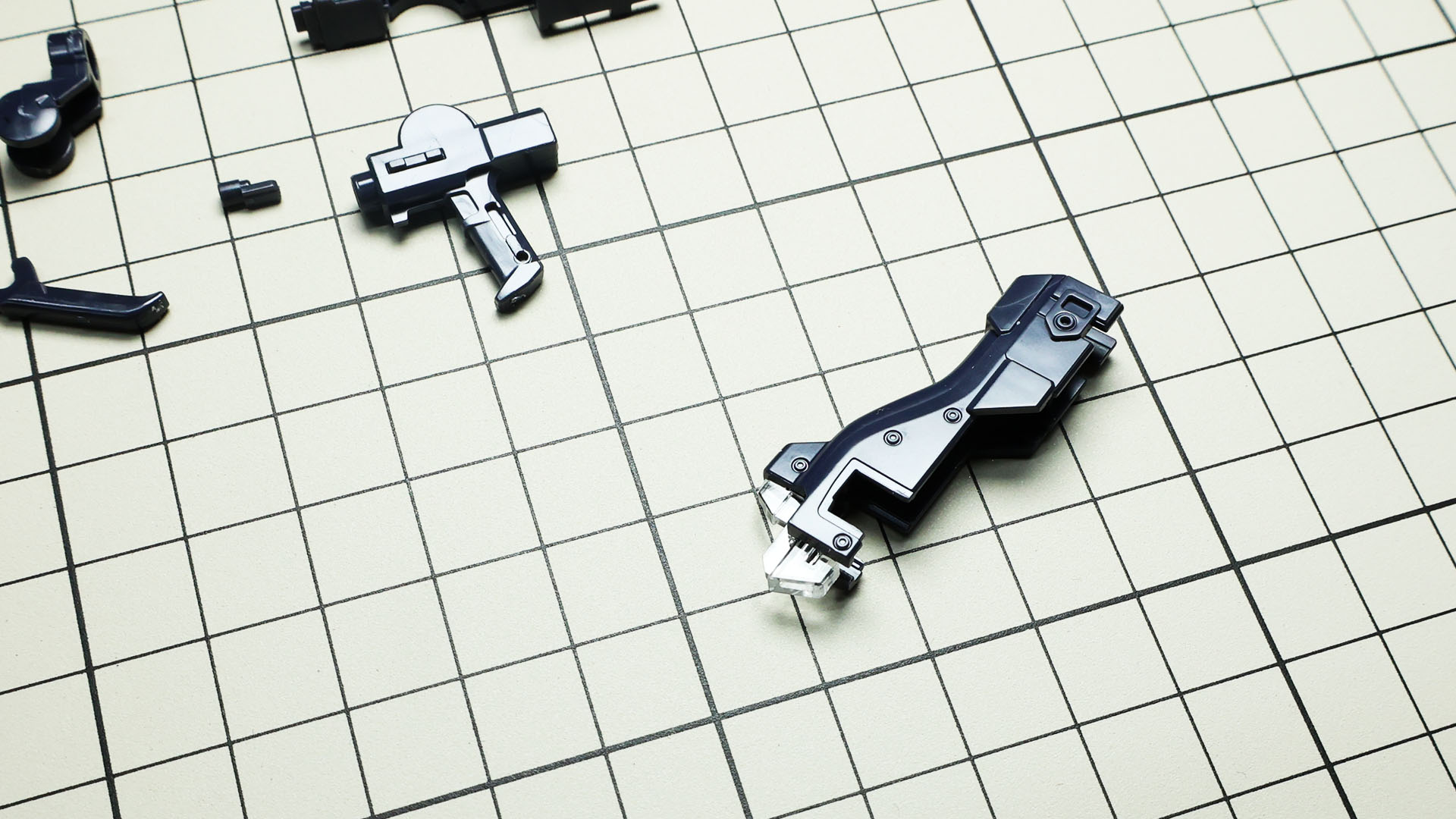 メインセンサーはクリアーパーツ＋シールで構成されます