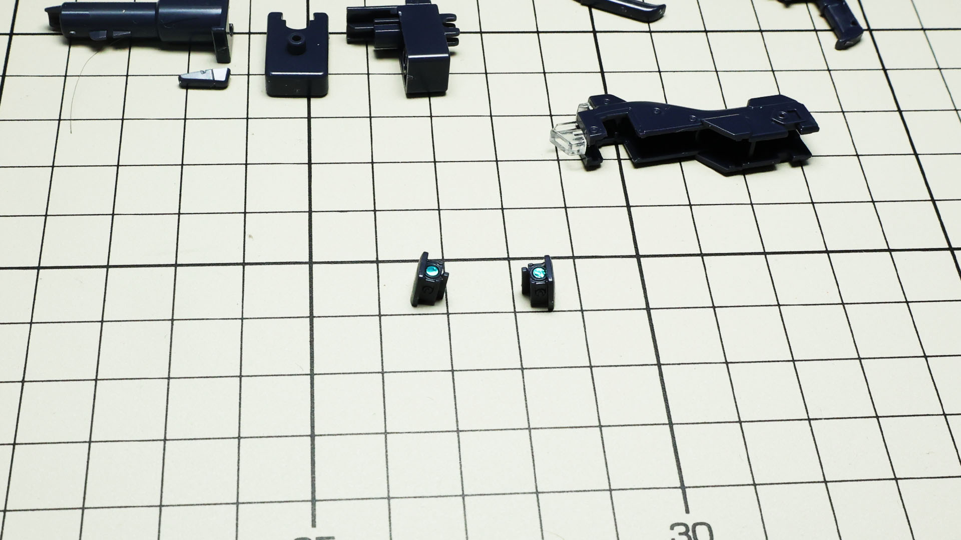 設定にある左右のサブセンサーは細かい上にシール貼り付けがあります