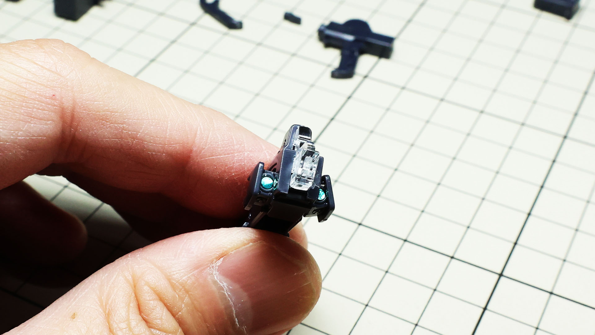 センサーを展開させるとシールの効果もあって情報量が高まります