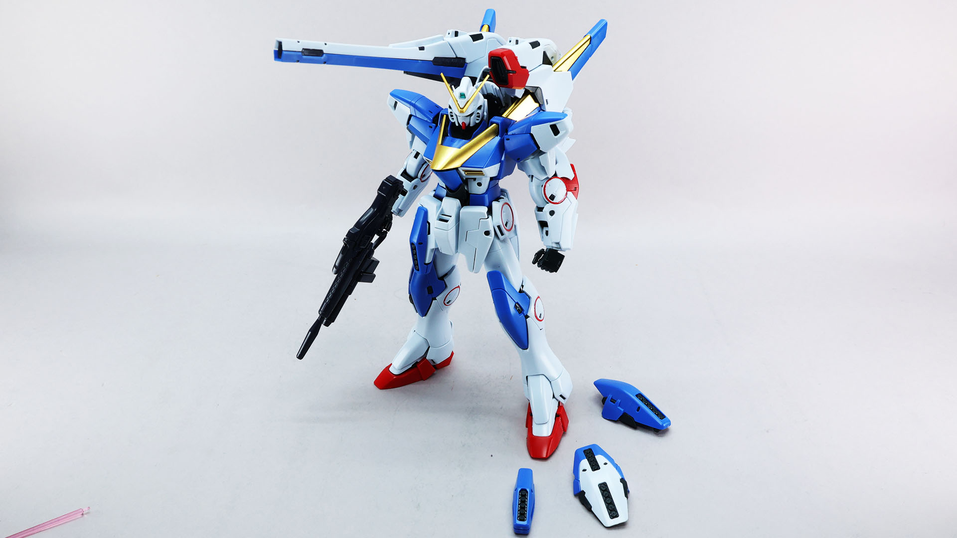 右半身にマイクロ・ミサイル・ポッドを装着