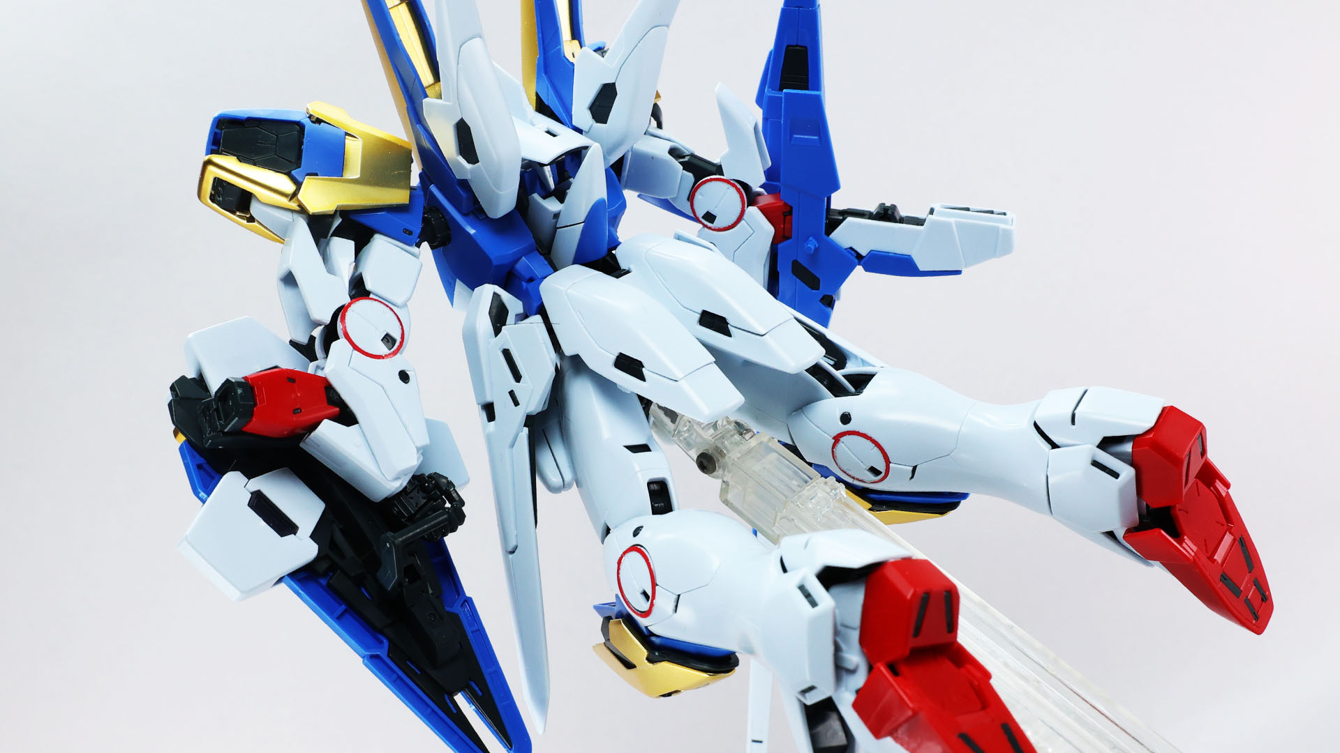 背面はノーマルなV2ガンダムの印象。メガ・ビーム・ライフルとメガ・ビーム・シールドは肘に接続しています