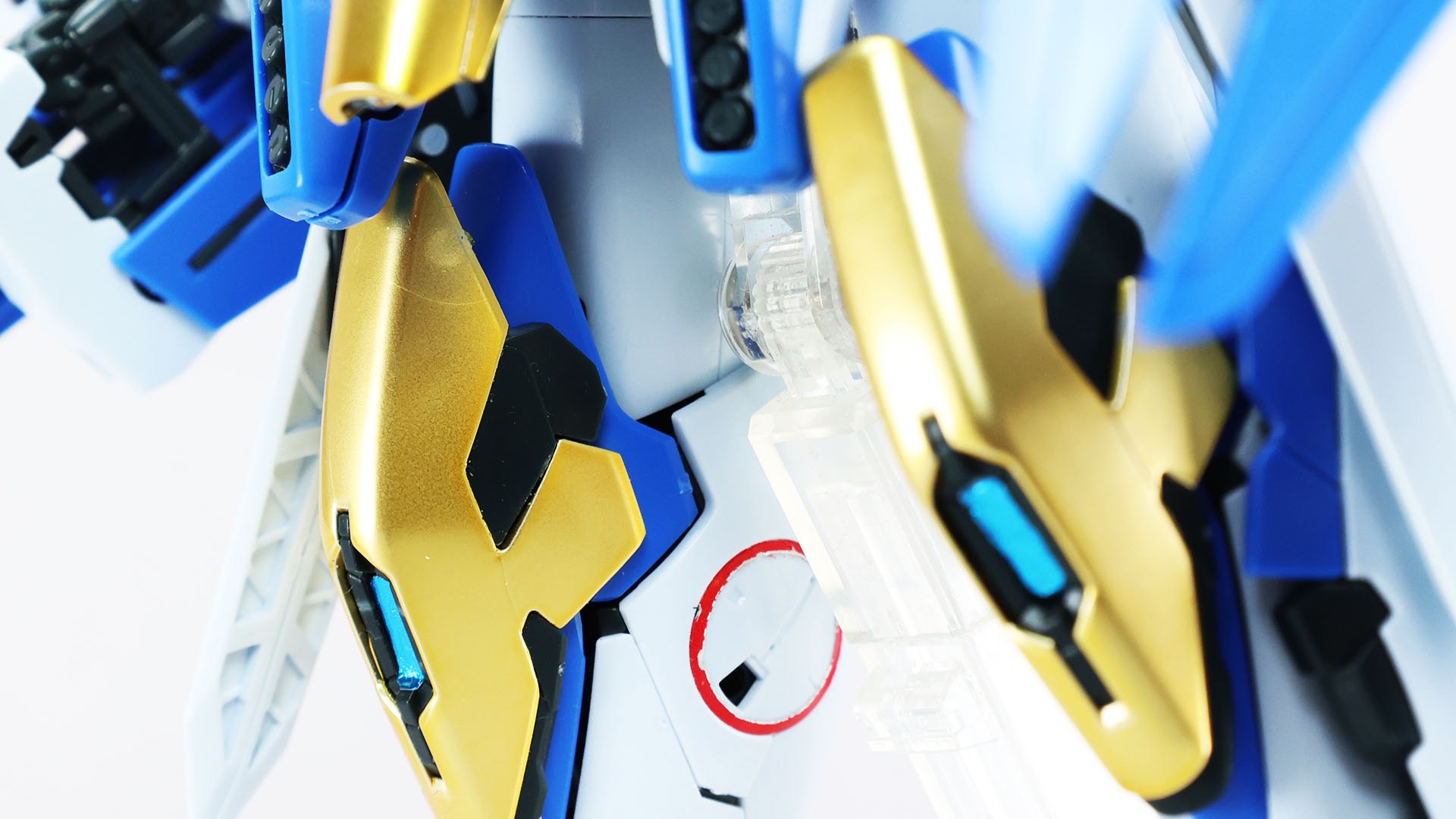 ツヤ消しゴールドがとてもいいアクセントカラーになっています