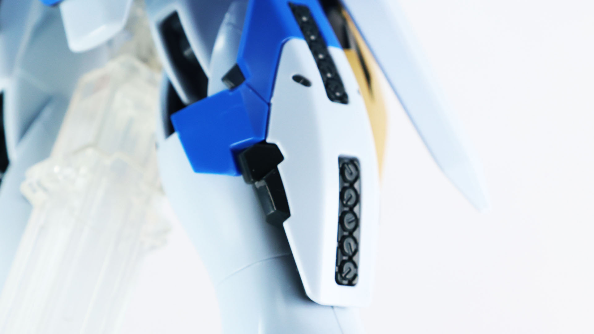 発射口が空いたマイクロ・ミサイル・ポッドは情報量がたくさんで楽しい