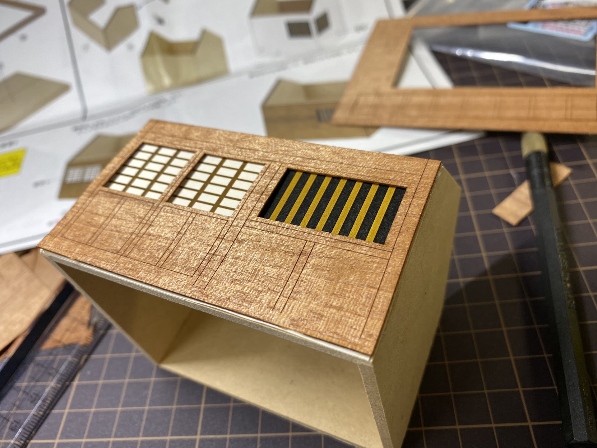 表面に模様が彫り込まれており、貼り付けるだけで木造の小屋の雰囲気がきちんと出る。窓からのぞく窓紙もいい