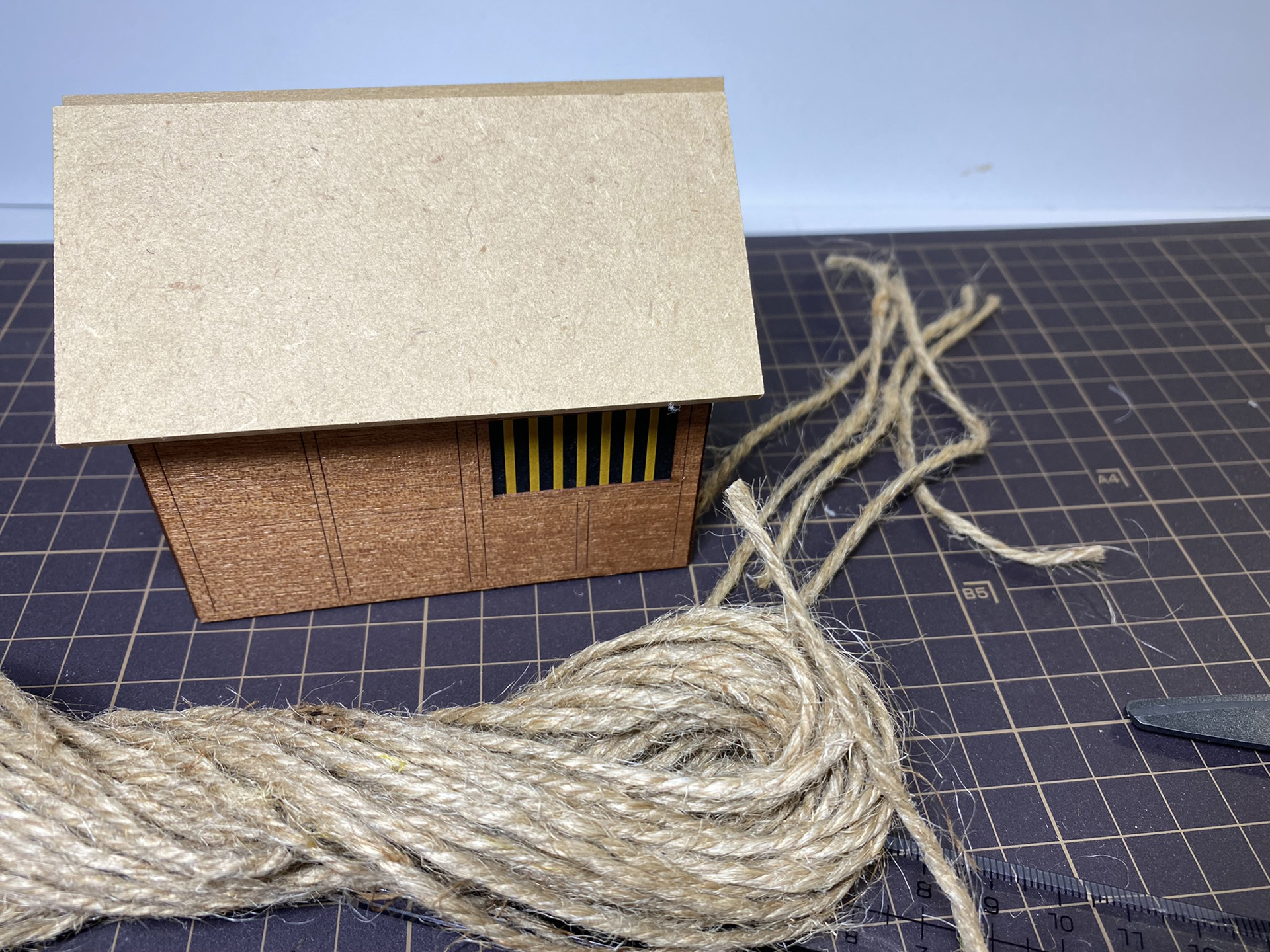 合板の上に麻紐を貼り付けていく