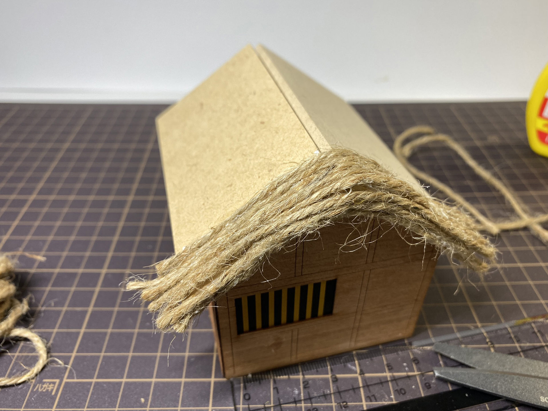 合板の上に麻紐を貼り付けていく