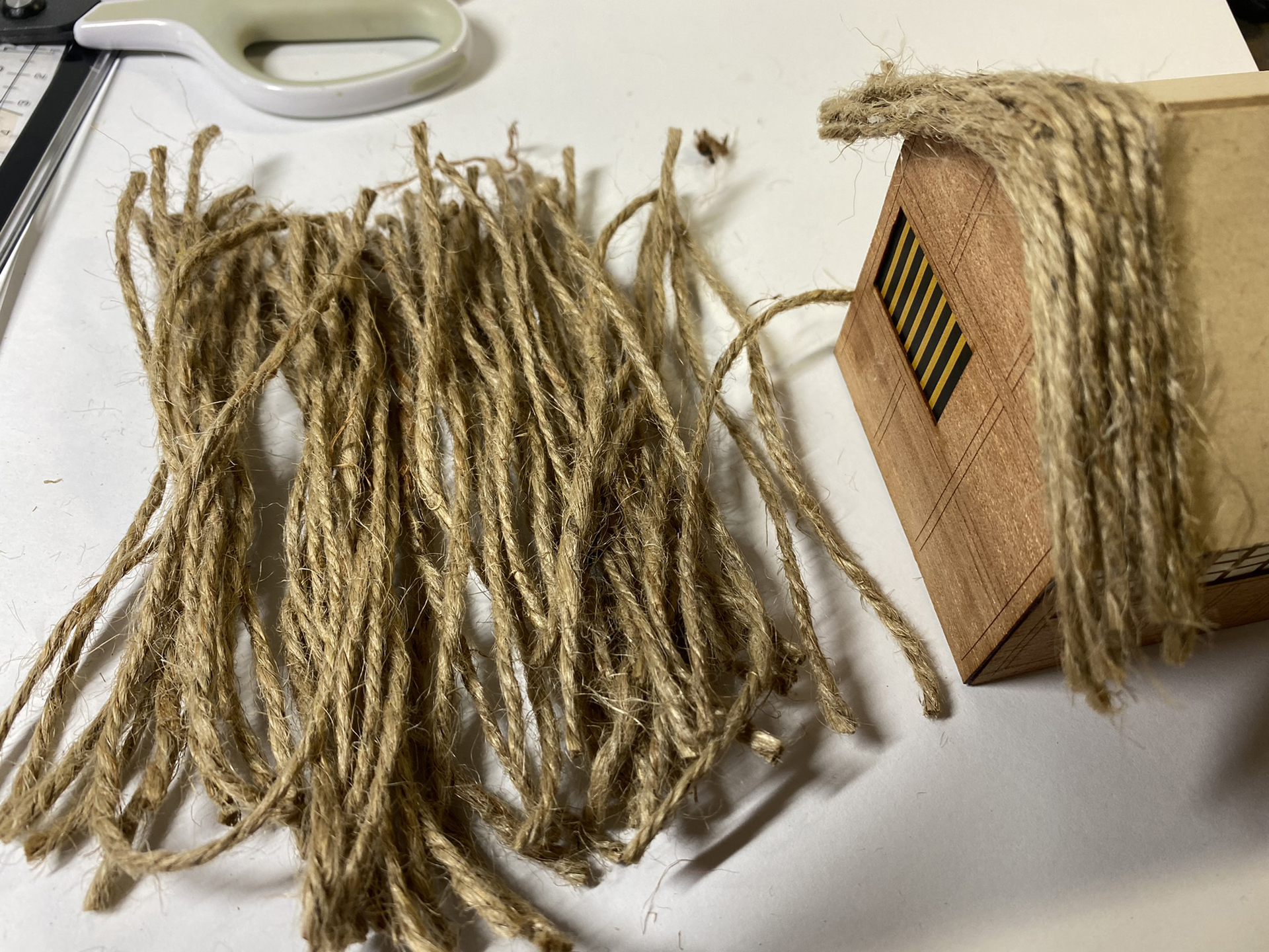 麻糸の束を12cmに切っていく