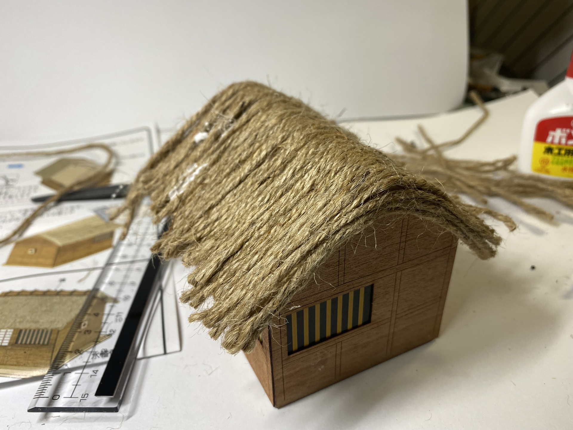 屋根全体に貼り付け、浮き上がった部分などは接着剤で固める