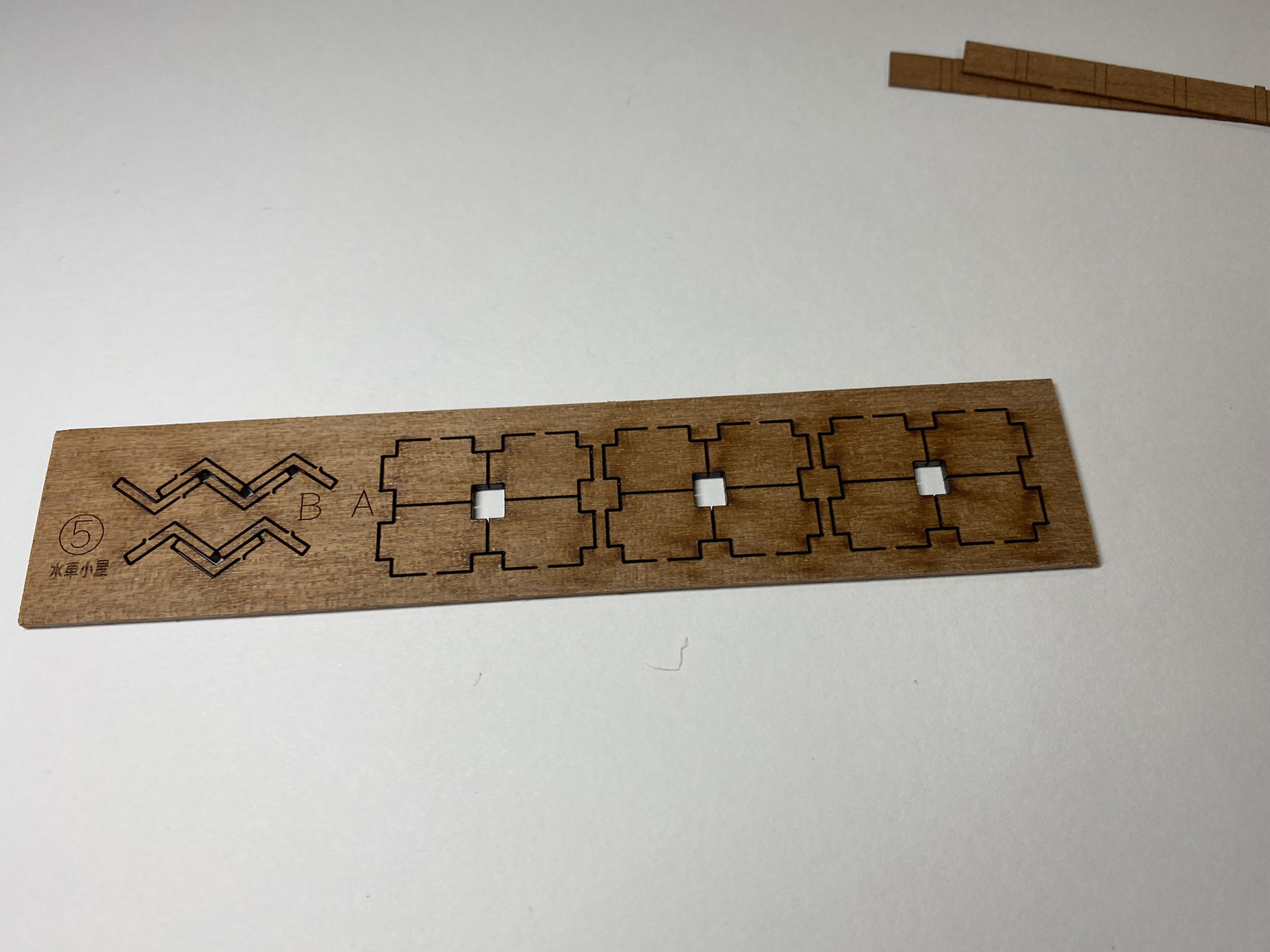 屋根のてっぺんに棟を取り付ける麻糸をかやぶき屋根に見えるように切り込みを入れ、ヤスリでほぐすのだが、うまくいったとはいいがたい感じだ。それでも独特の質感は出たと思う