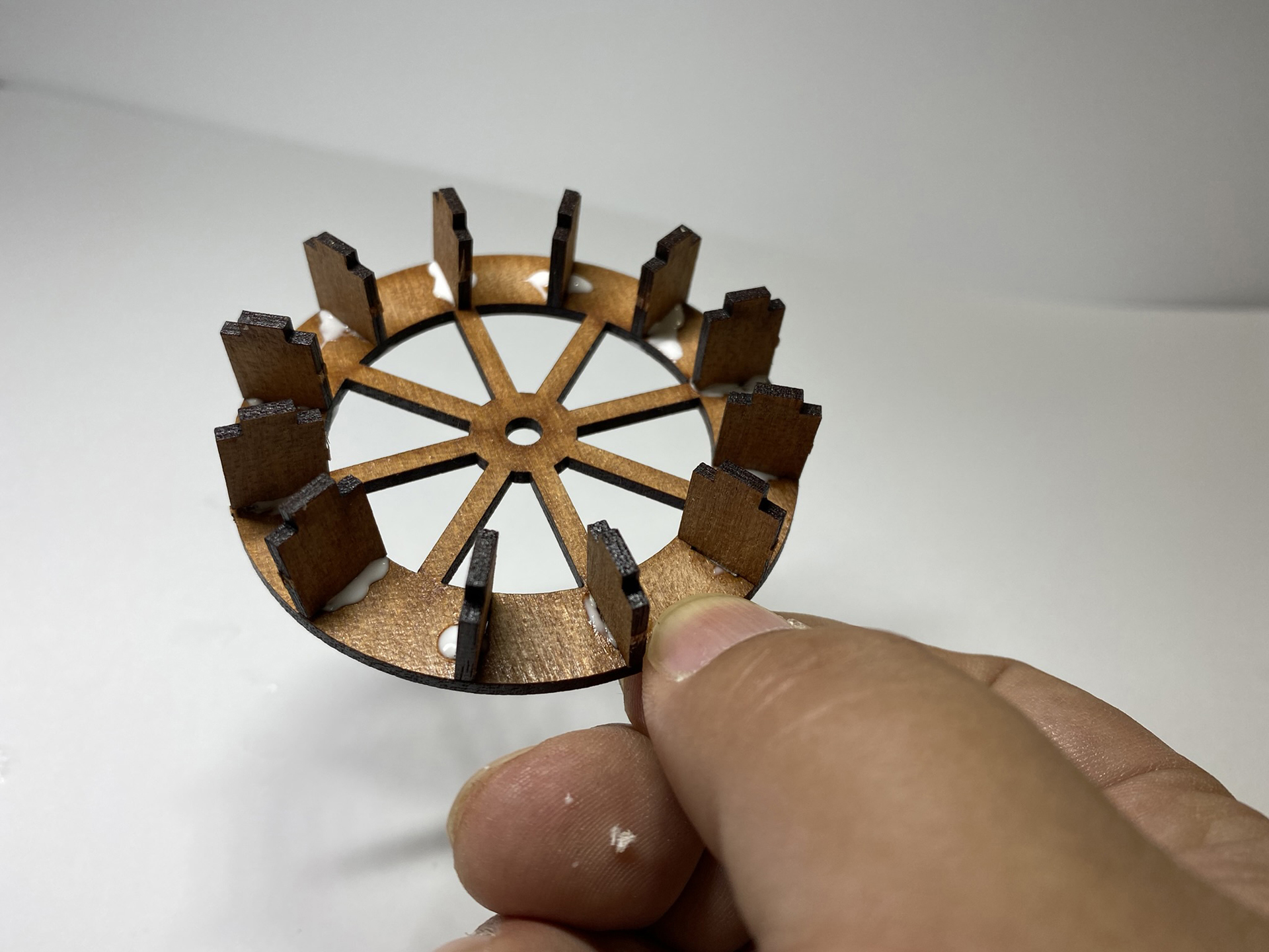 板に水輪の羽根部分を取り付ける