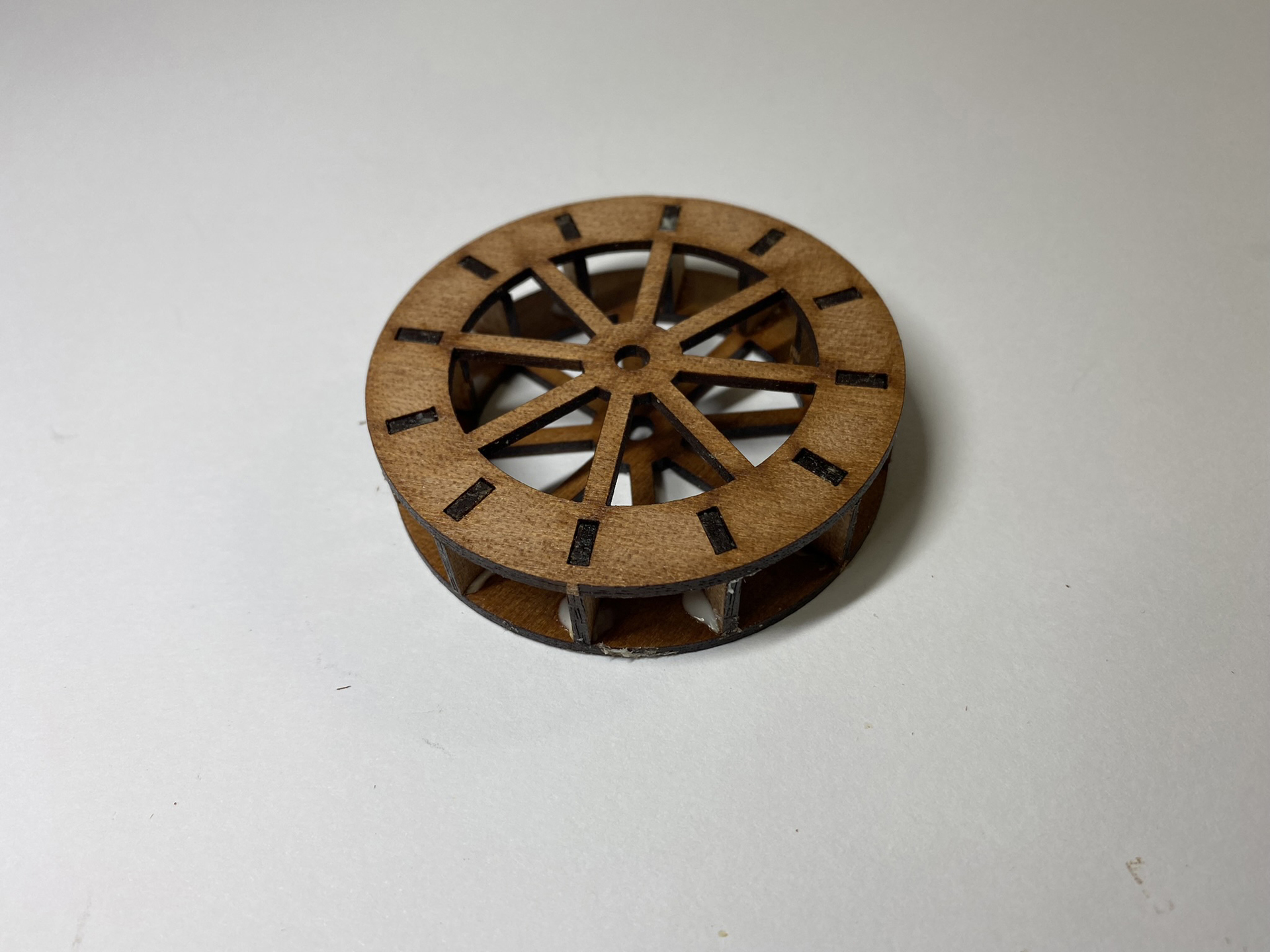 両方に羽根を挟み込むのだがなかなか難しい。接着剤で指がベタベタになってしまう