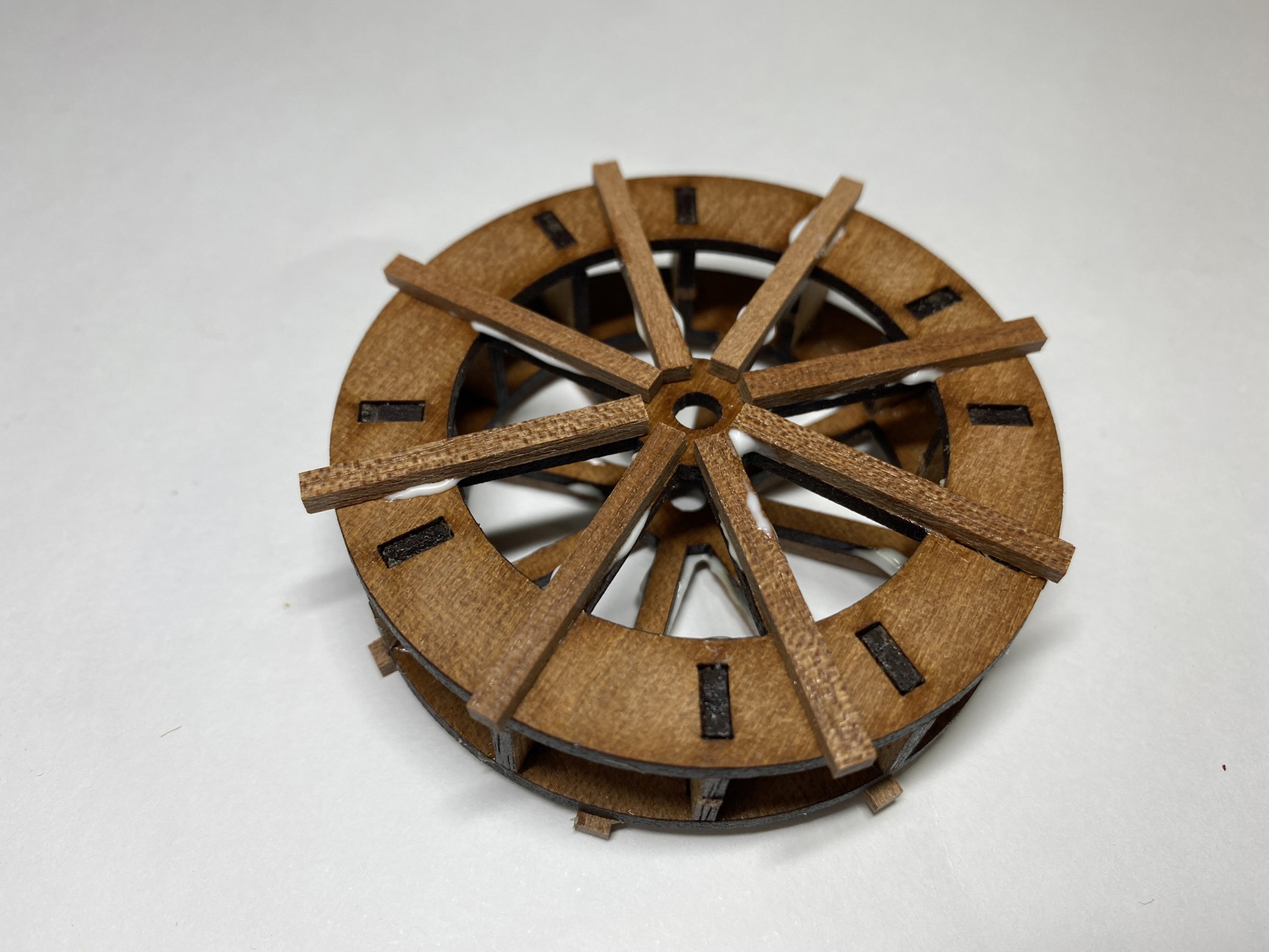 補強材を貼り付けると水輪のリアリティが増す。実際の水輪の構造はもっと複雑だと思うが、キットはシンプルながらいかにも水車らしく組み上がる