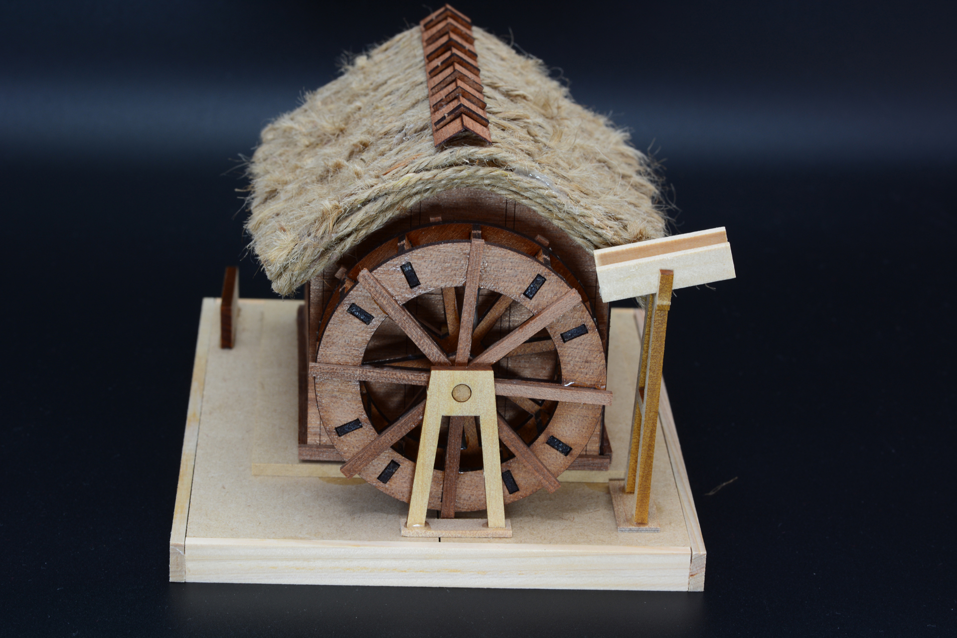 正面や側面を。昔の家屋の雰囲気が出ている。かやぶき屋根ちゃんとらしく見える。この模型を完成させられたという満足感は高い