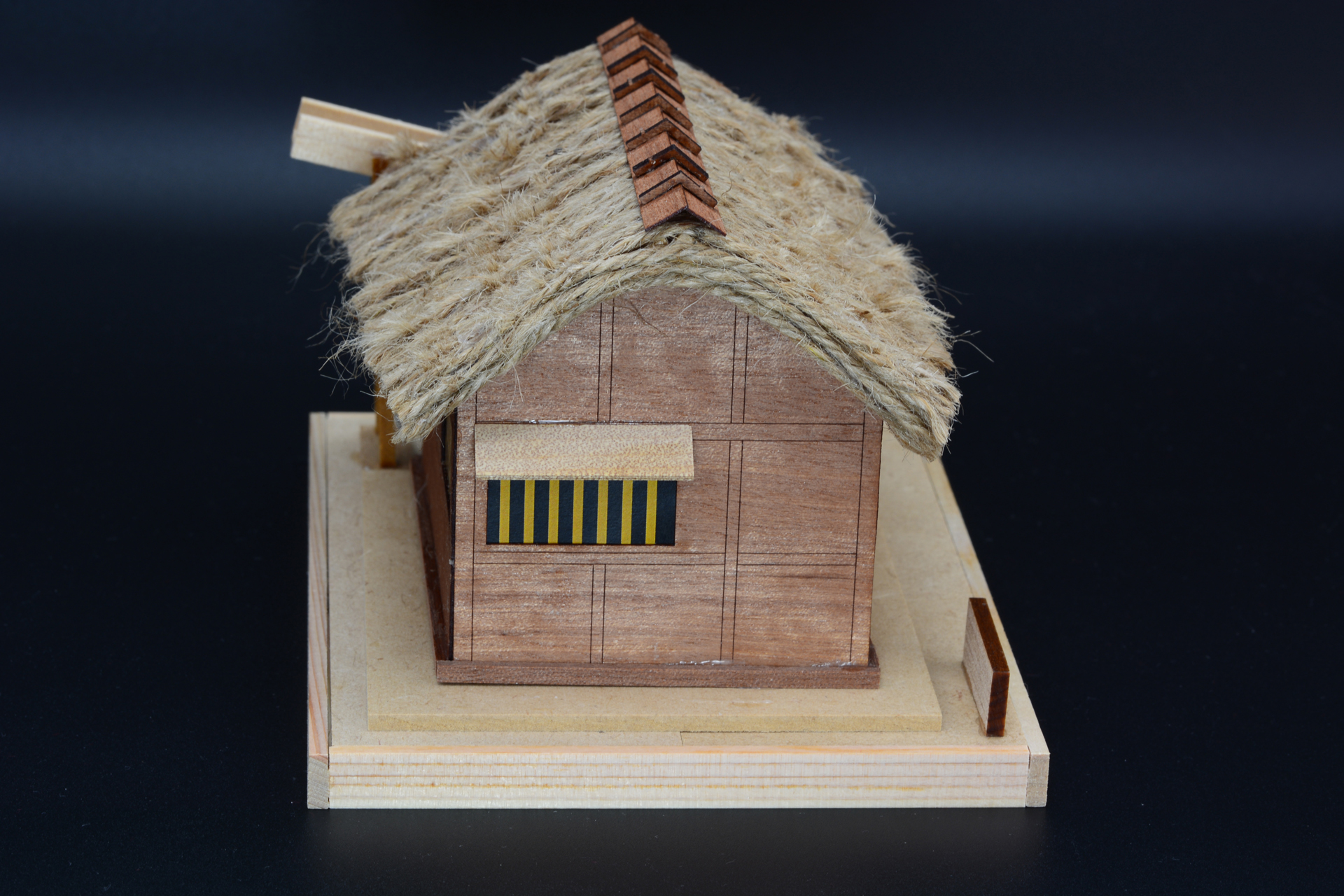 正面や側面を。昔の家屋の雰囲気が出ている。かやぶき屋根ちゃんとらしく見える。この模型を完成させられたという満足感は高い