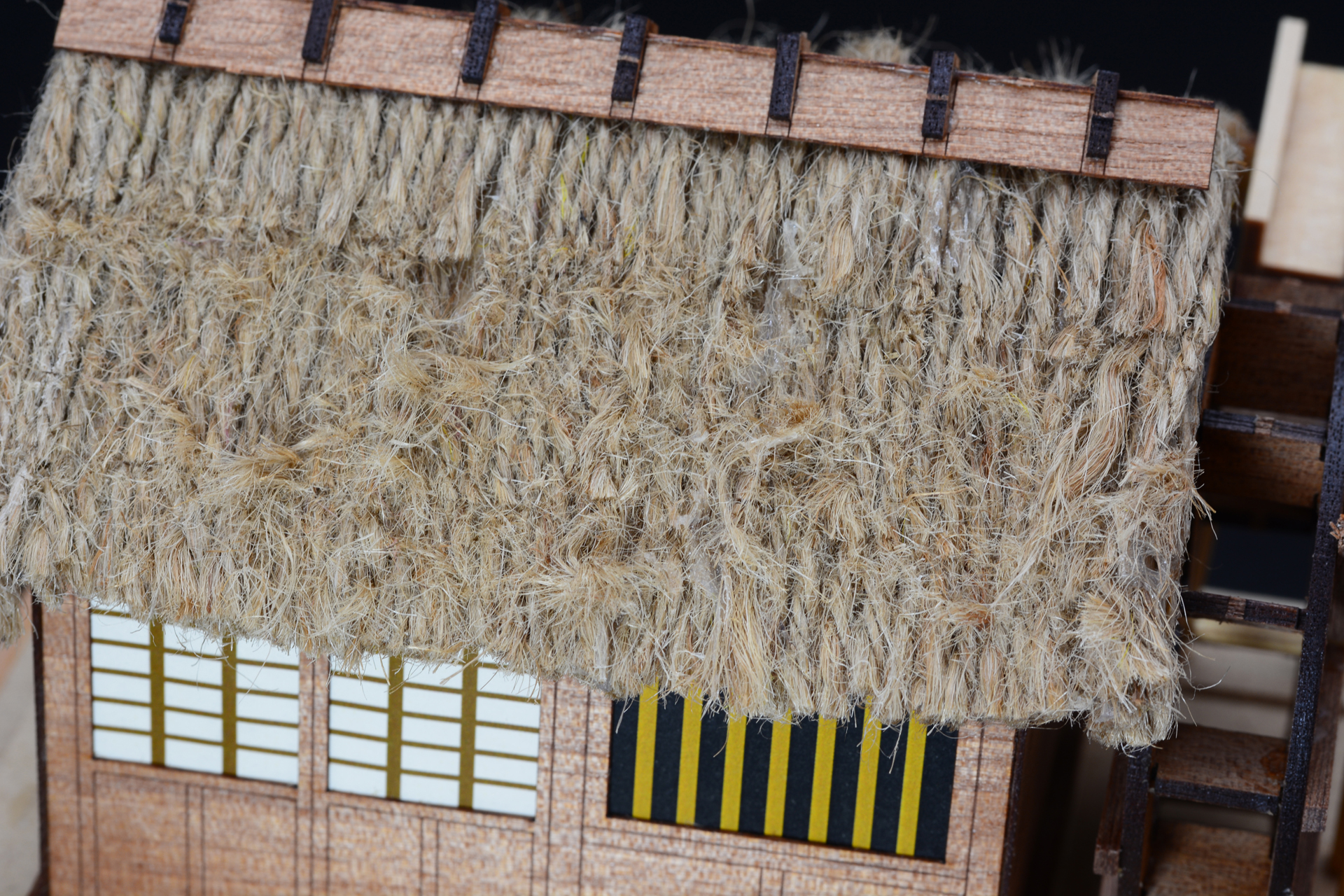 麻紐で作ったかやぶき屋根。切り込みを入れてほぐしてあるがまだ作り込みが甘い。もう少し練習することで完成度をより上げられそうだ