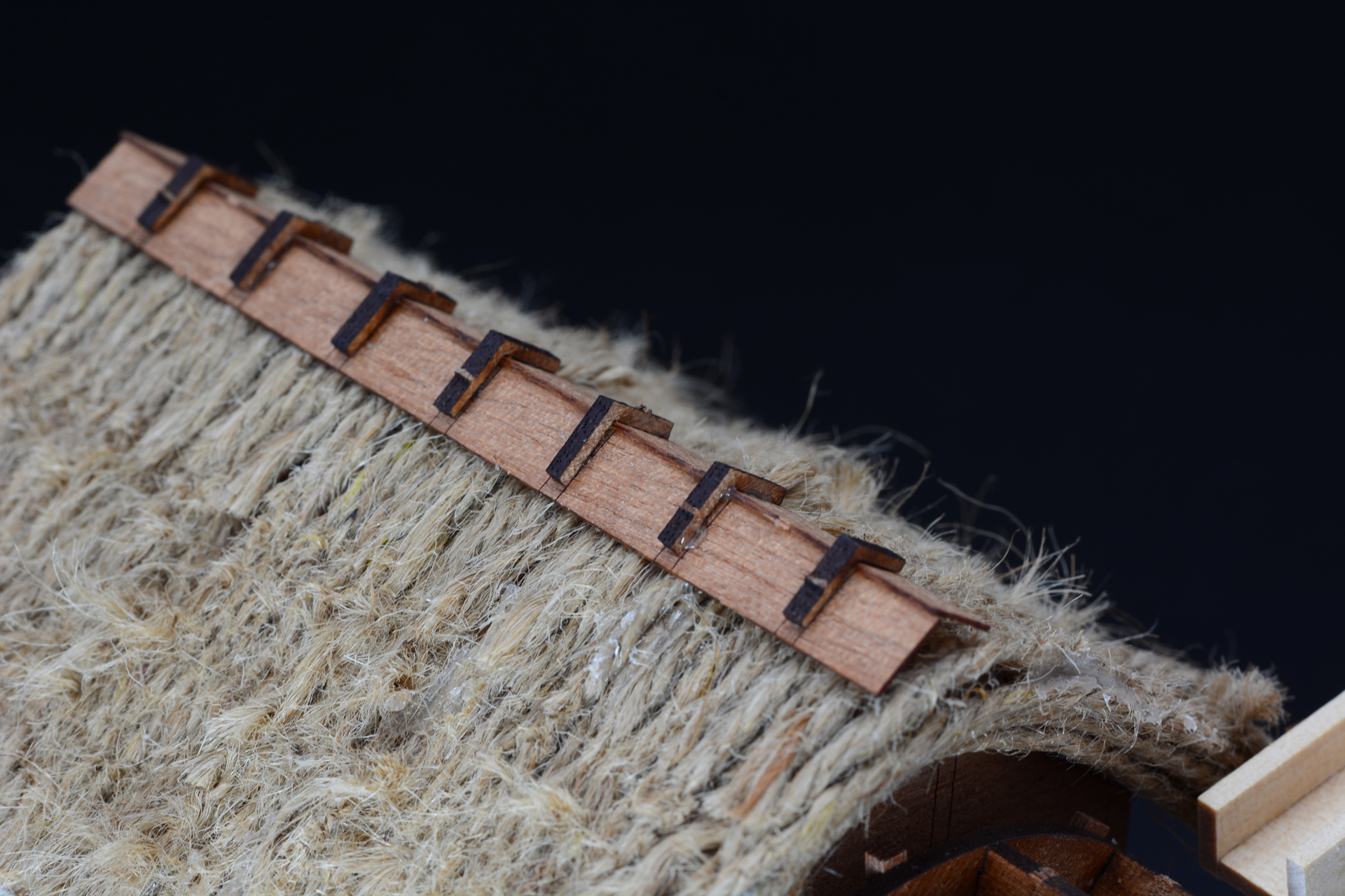 麻紐で作ったかやぶき屋根。切り込みを入れてほぐしてあるがまだ作り込みが甘い。もう少し練習することで完成度をより上げられそうだ