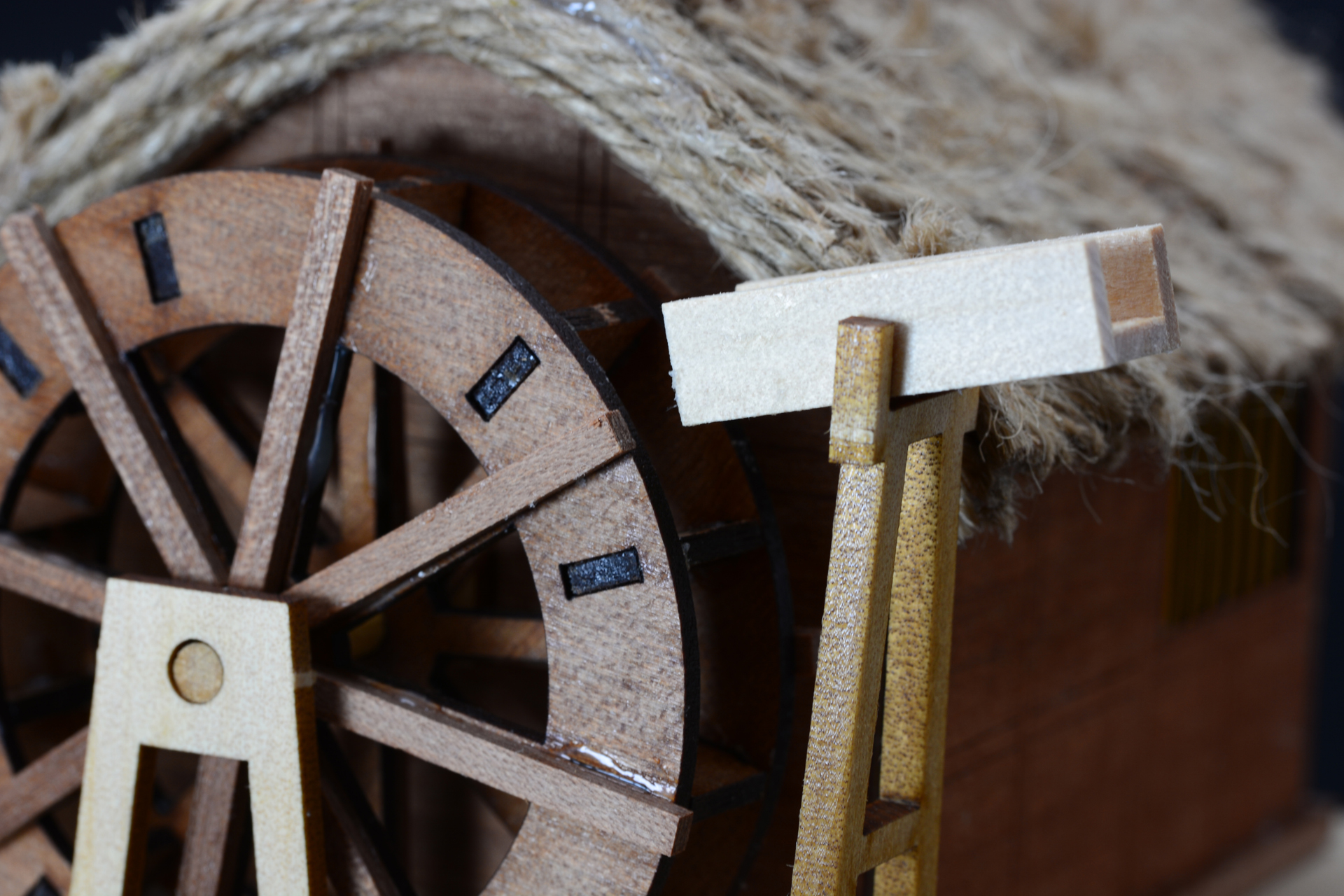 このキットの最大の見所と言える水輪。最小限のパーツで木が組み合わさった複雑な造型に見えるようになっているのは、設計者の技術を感じる