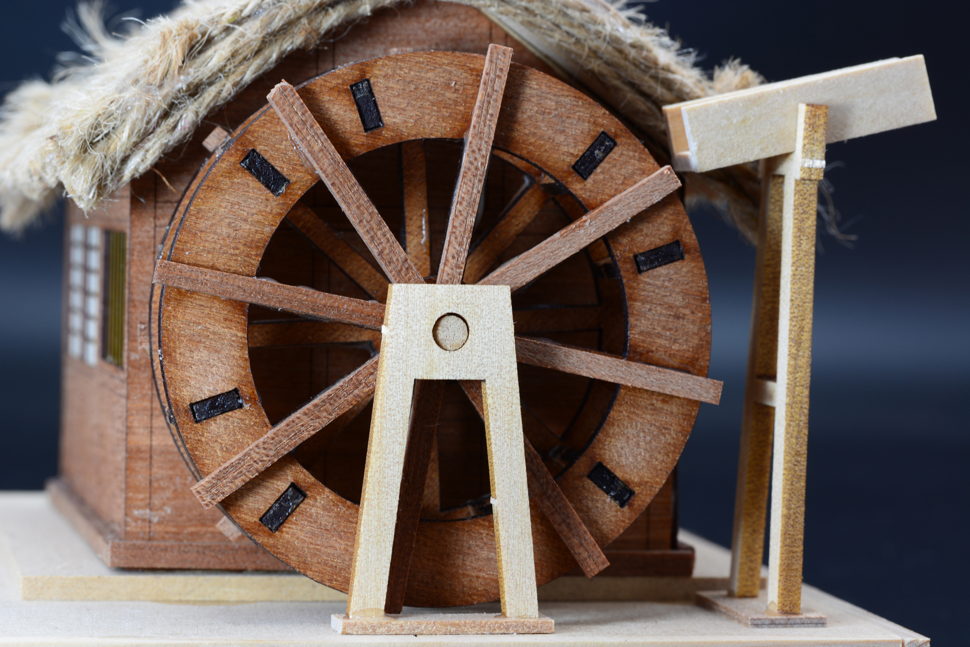 このキットの最大の見所と言える水輪。最小限のパーツで木が組み合わさった複雑な造型に見えるようになっているのは、設計者の技術を感じる