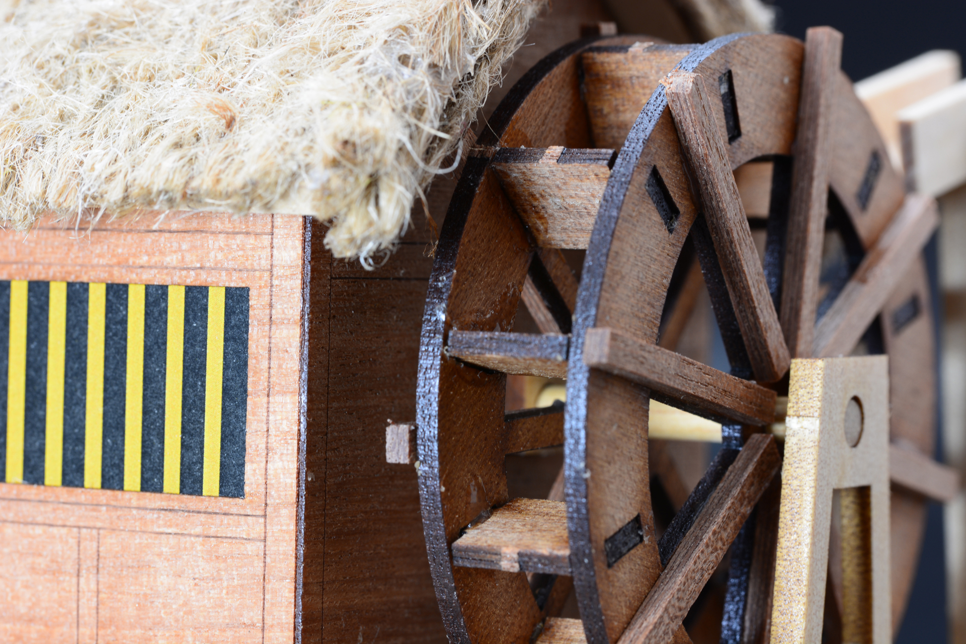 このキットの最大の見所と言える水輪。最小限のパーツで木が組み合わさった複雑な造型に見えるようになっているのは、設計者の技術を感じる