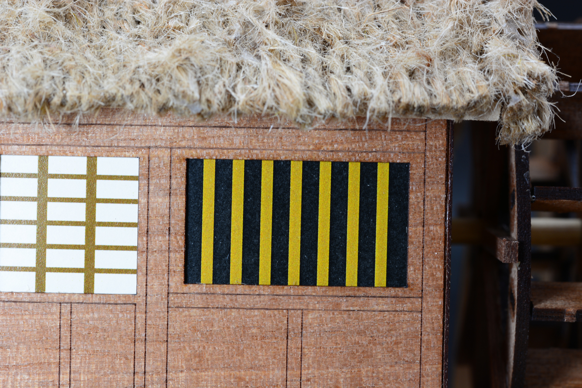 小屋は窓の描写が面白い。窓紙と壁の模様で日本家屋らしい質感を演出している