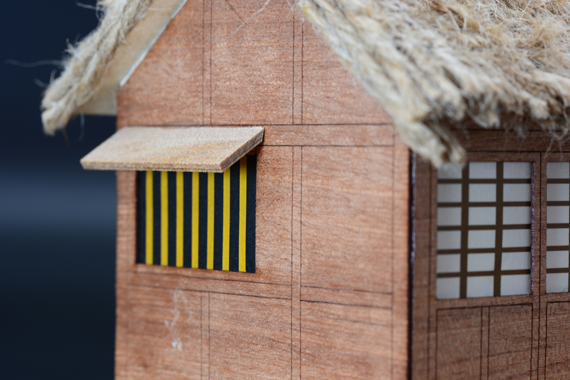 小屋は窓の描写が面白い。窓紙と壁の模様で日本家屋らしい質感を演出している