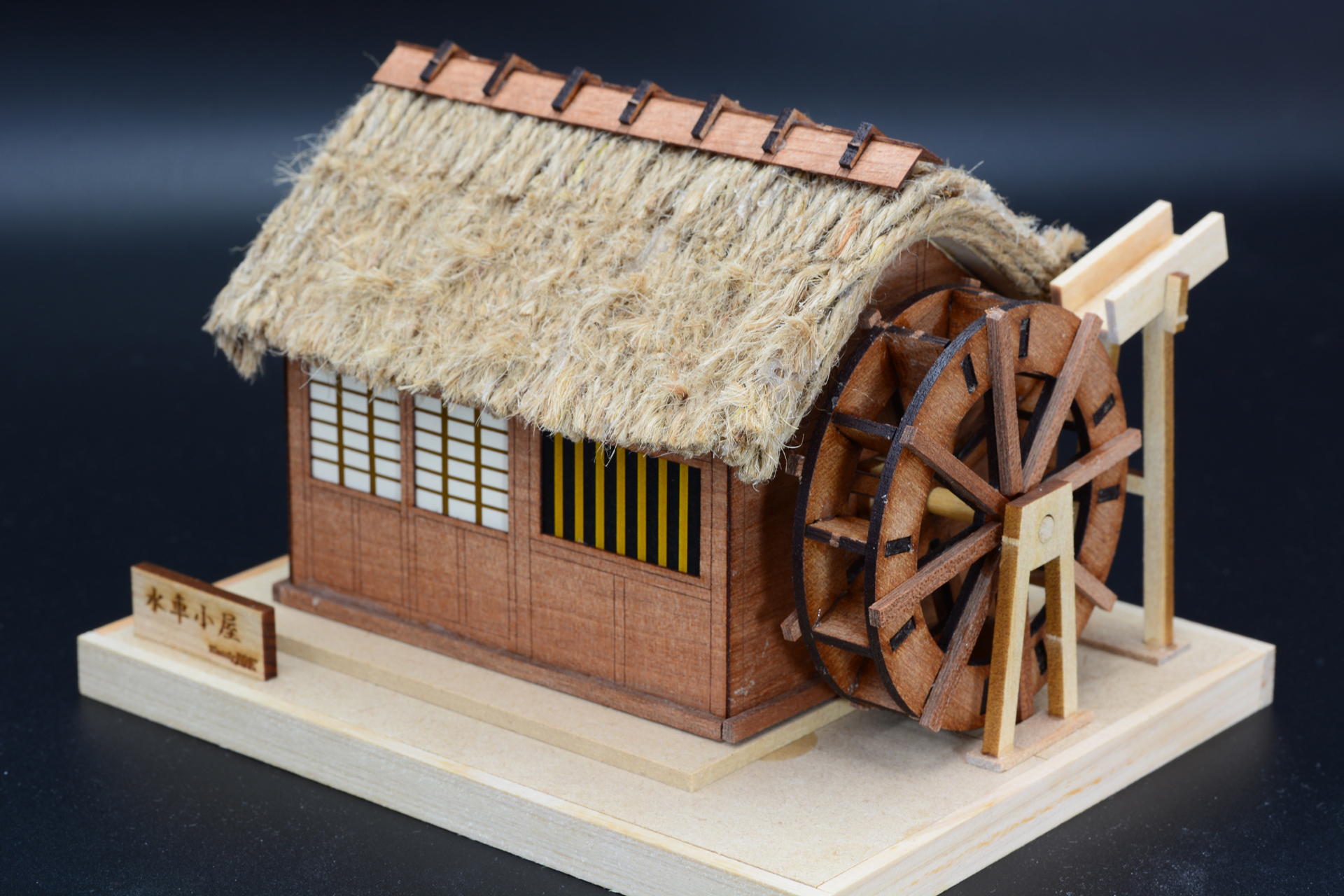 水輪と小屋のコンパクトな組み合わせが味を生んでいる