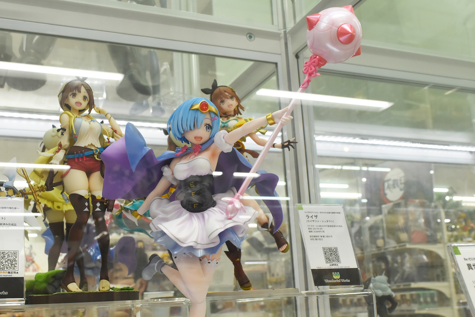 勇者になったレムの武器は、重厚感のあるモーニングスター。リボンが付いていて可愛げだが破壊力は凄そう