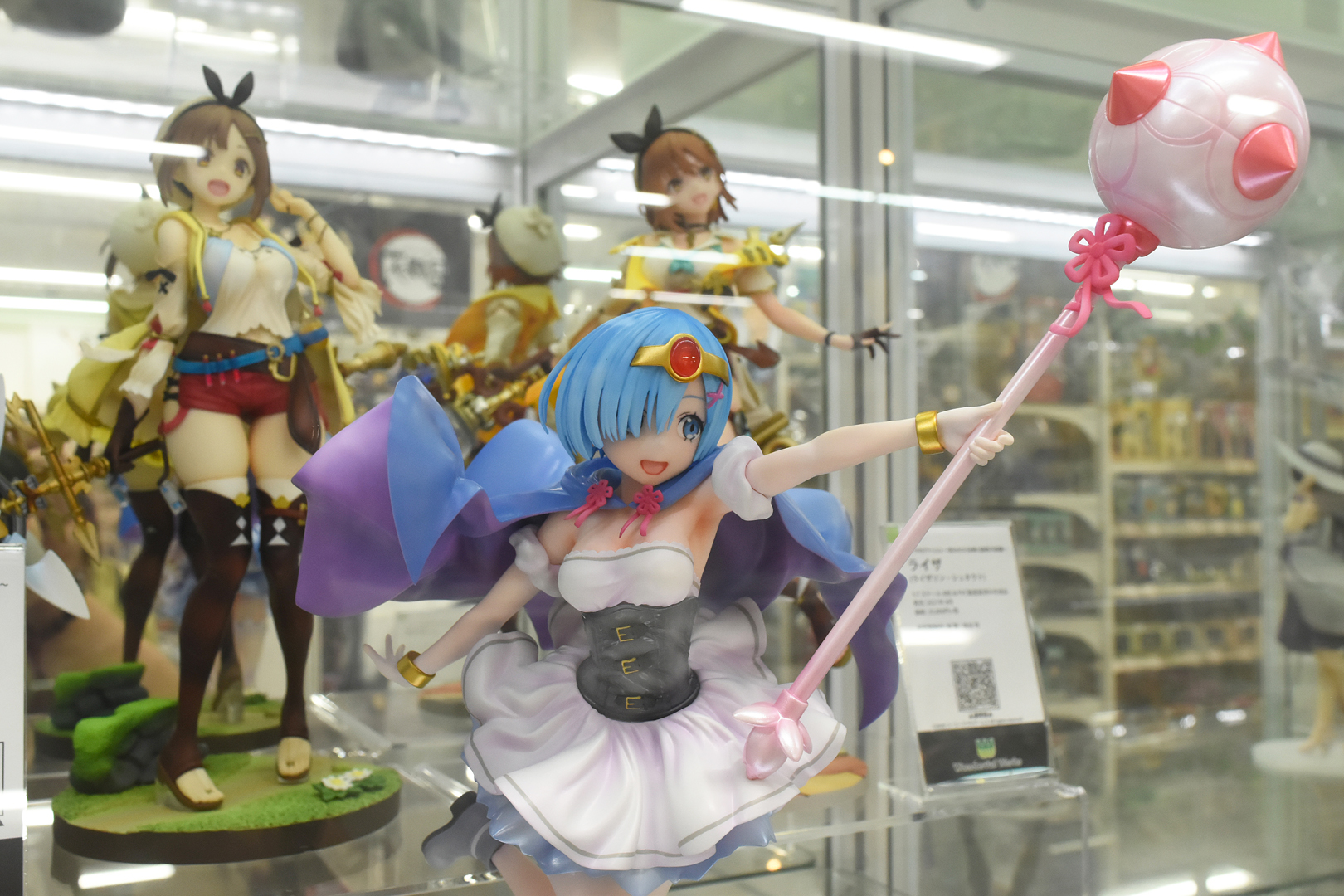 勇者になったレムの武器は、重厚感のあるモーニングスター。リボンが付いていて可愛げだが破壊力は凄そう