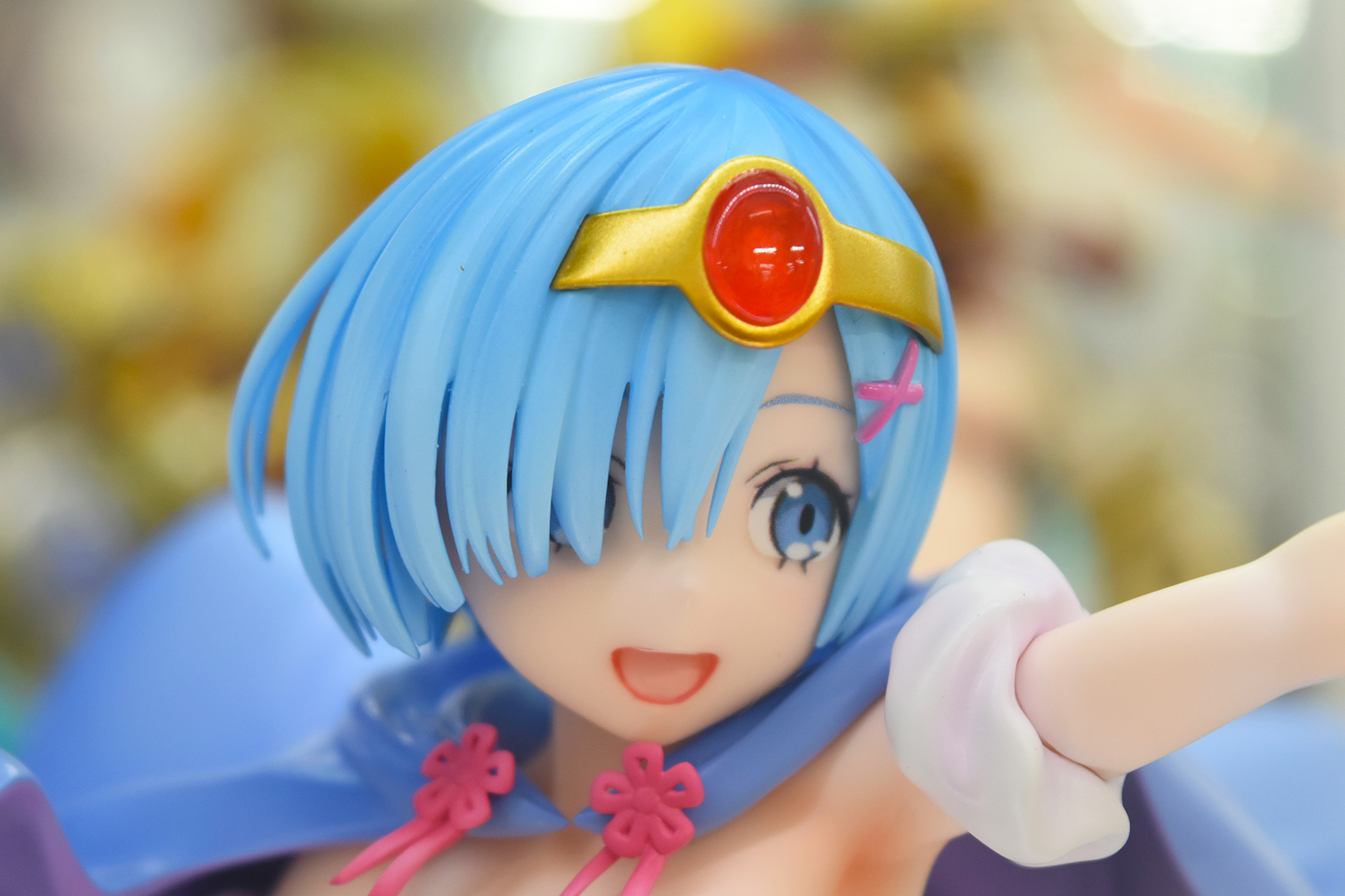 勇者には欠かせない額当て。透き通る宝石も美しい