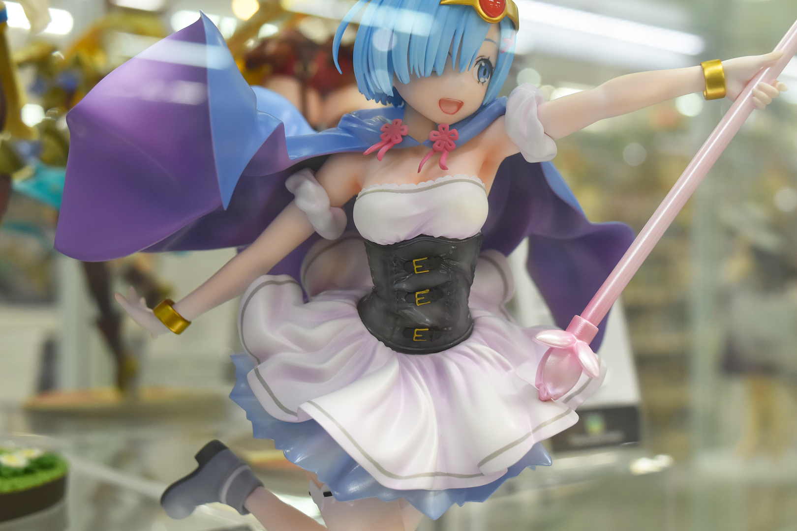 衣装にはメイド要素が散りばめられており、普段のレムが持つ魅力も兼ね備えている