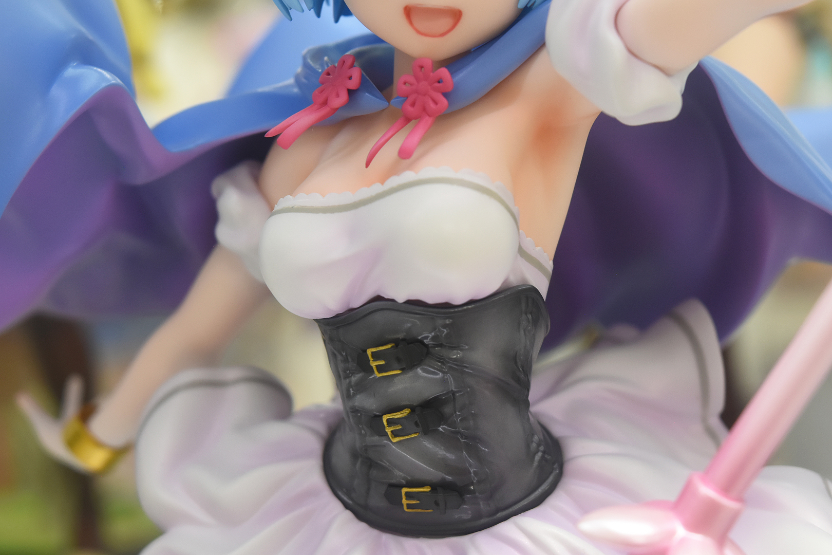 コルセットは、ツヤのあるリアルなレザー感を見事に表現