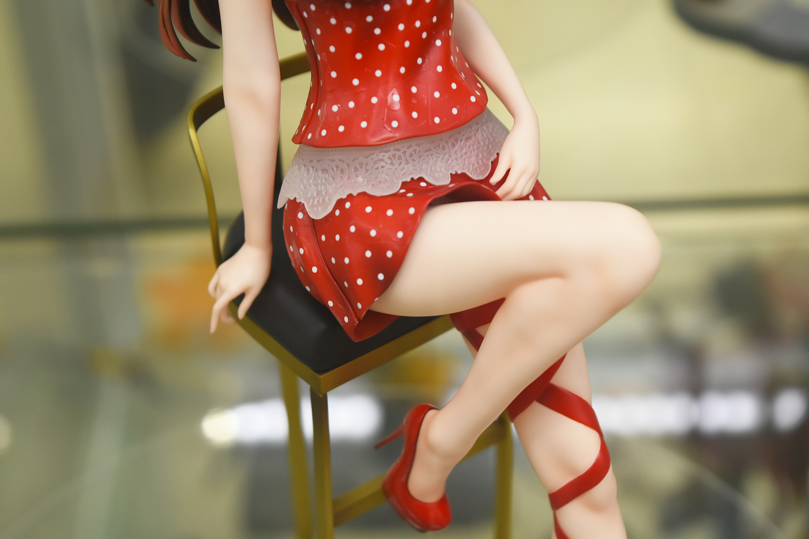 マニア好みの引き締まった肉感表現。絡みつくリボンも魅力を底上げしている