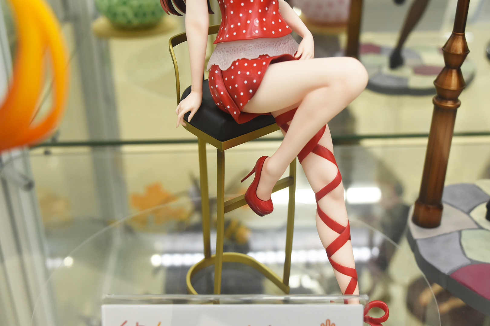 マニア好みの引き締まった肉感表現。絡みつくリボンも魅力を底上げしている