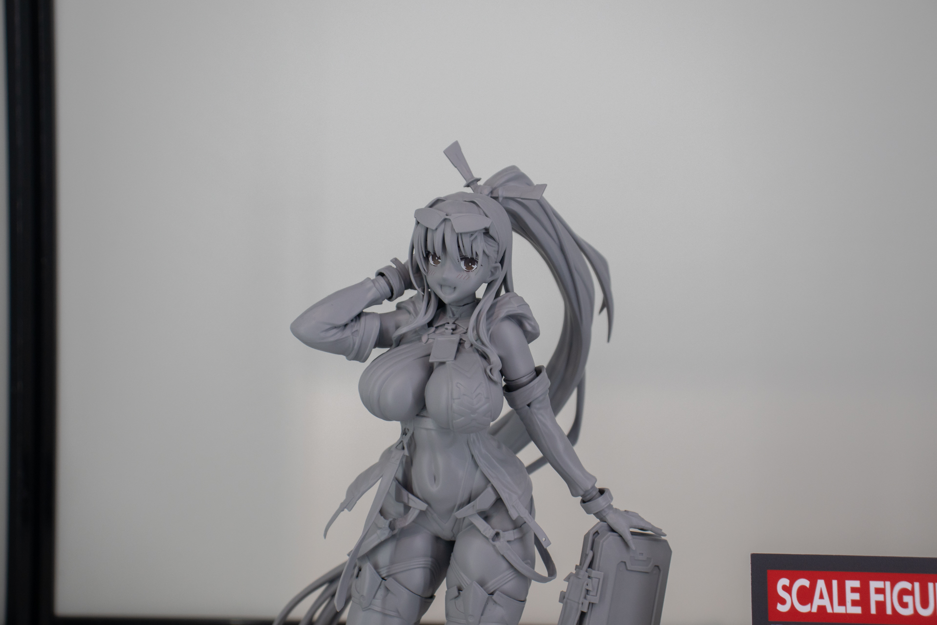 胸元や腰回りにはネックレスやベルトなど細かなアクセサリが造形されている