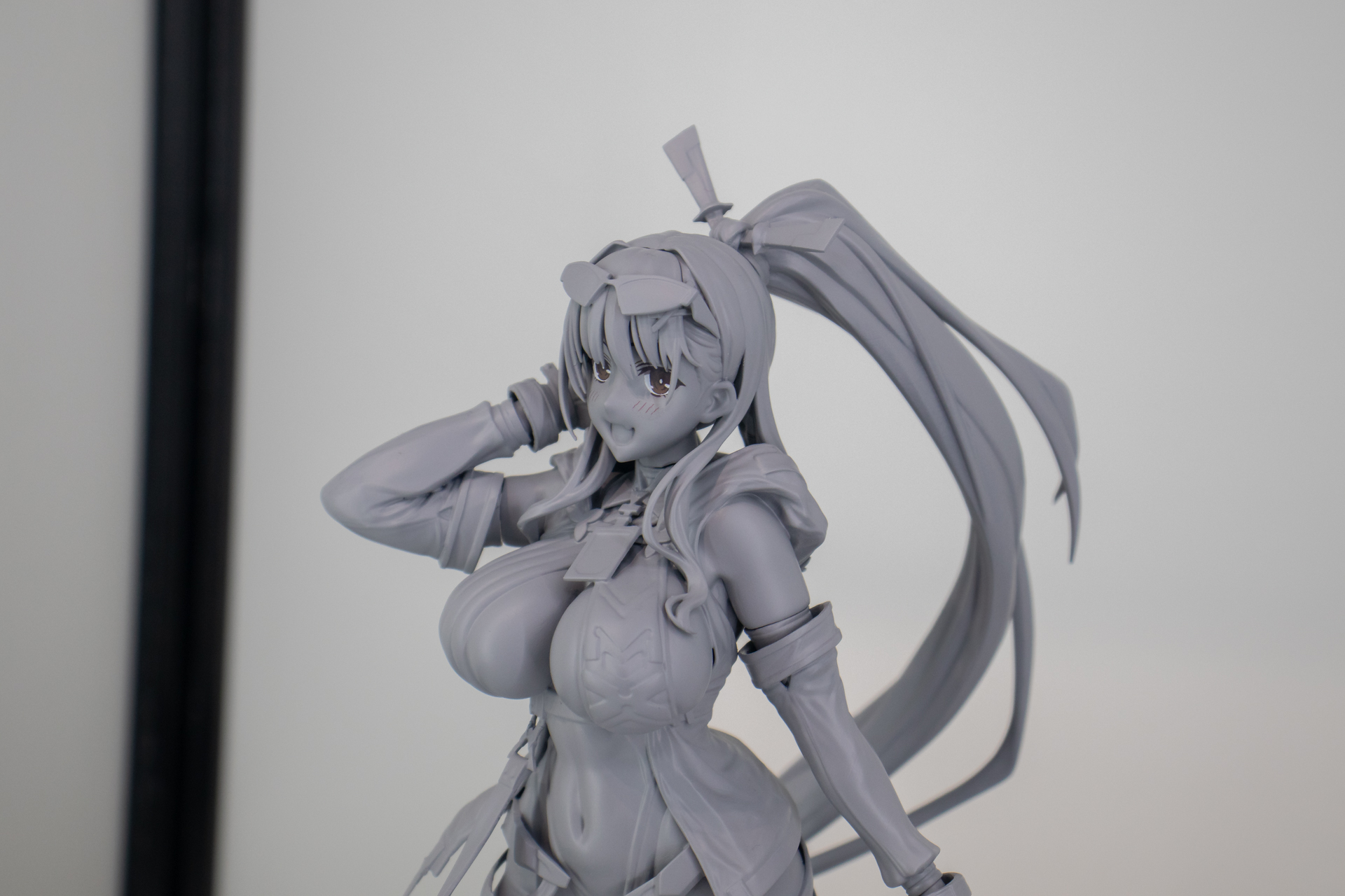 胸元を強調する造形や衣装の「MX」マークも再現されている